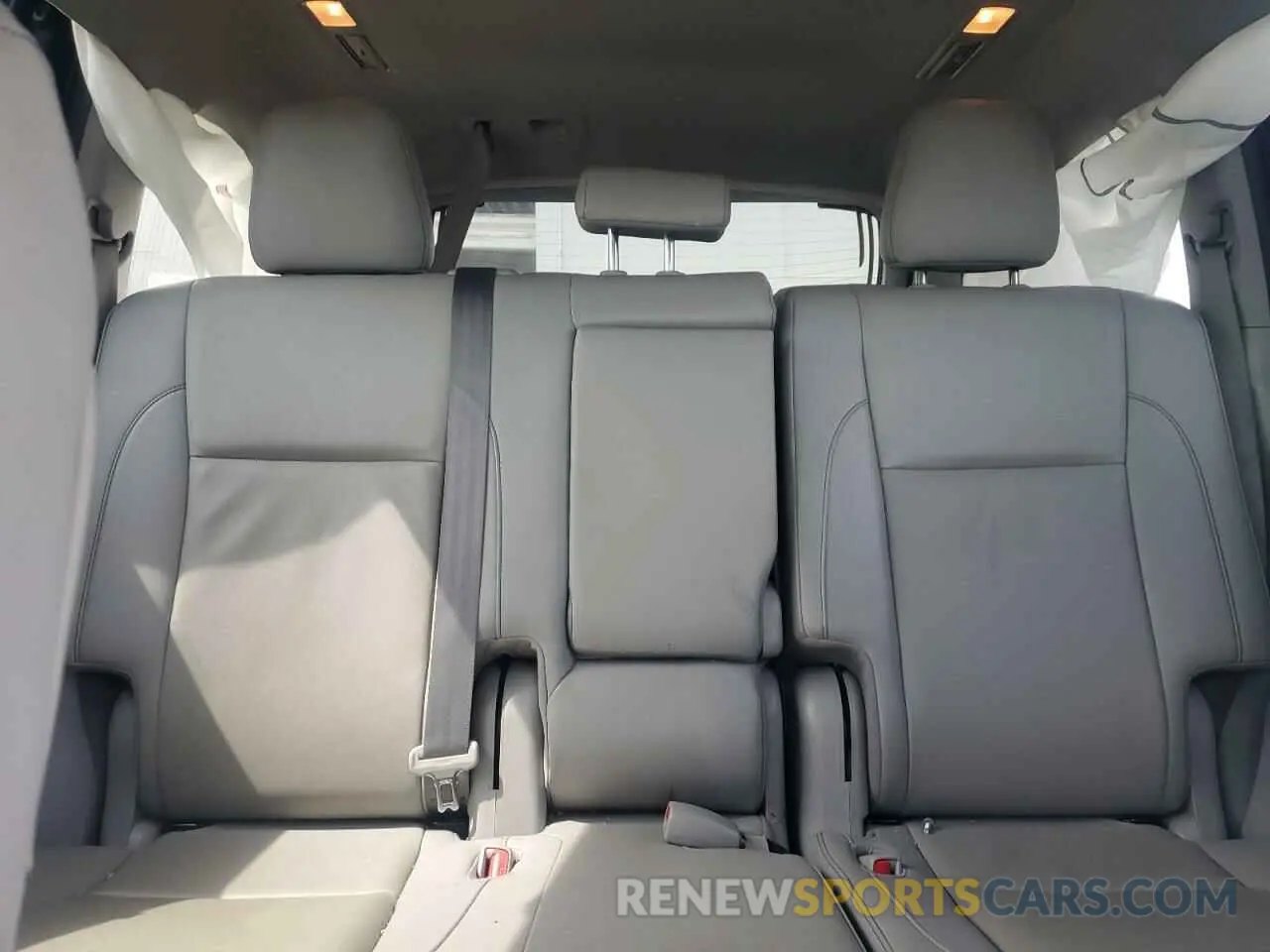 10 fotografías del automóvil dañado 5TDJGRFH5KS053696 TOYOTA HIGHLANDER 2019