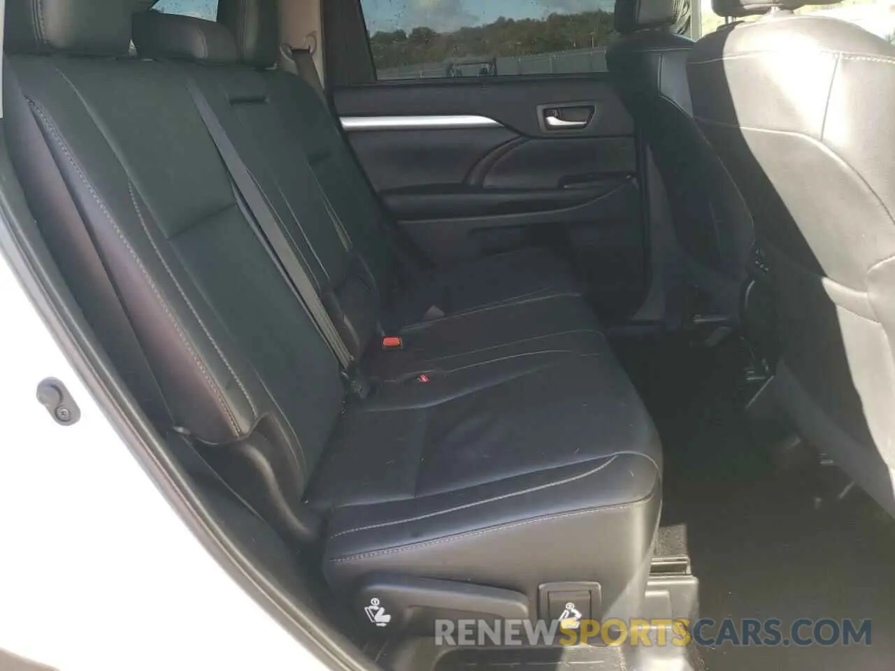 11 fotografías del automóvil dañado 5TDJGRFH7KS060598 TOYOTA HIGHLANDER 2019