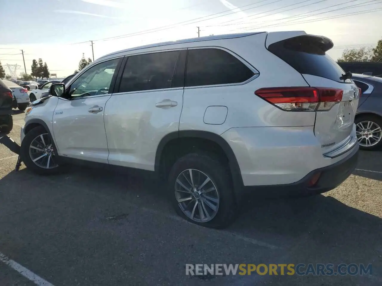 2 fotografías del automóvil dañado 5TDJGRFH8KS067544 TOYOTA HIGHLANDER 2019