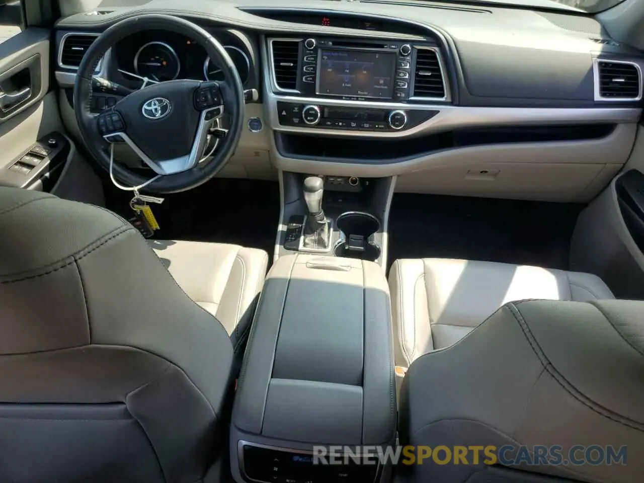 8 fotografías del automóvil dañado 5TDJGRFH8KS074171 TOYOTA HIGHLANDER 2019