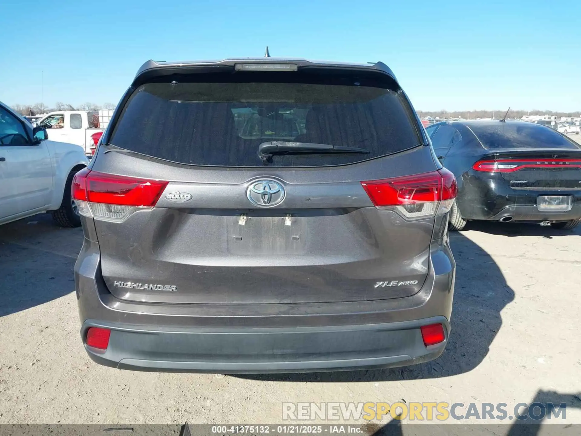 16 fotografías del automóvil dañado 5TDJZRFH0KS570964 TOYOTA HIGHLANDER 2019