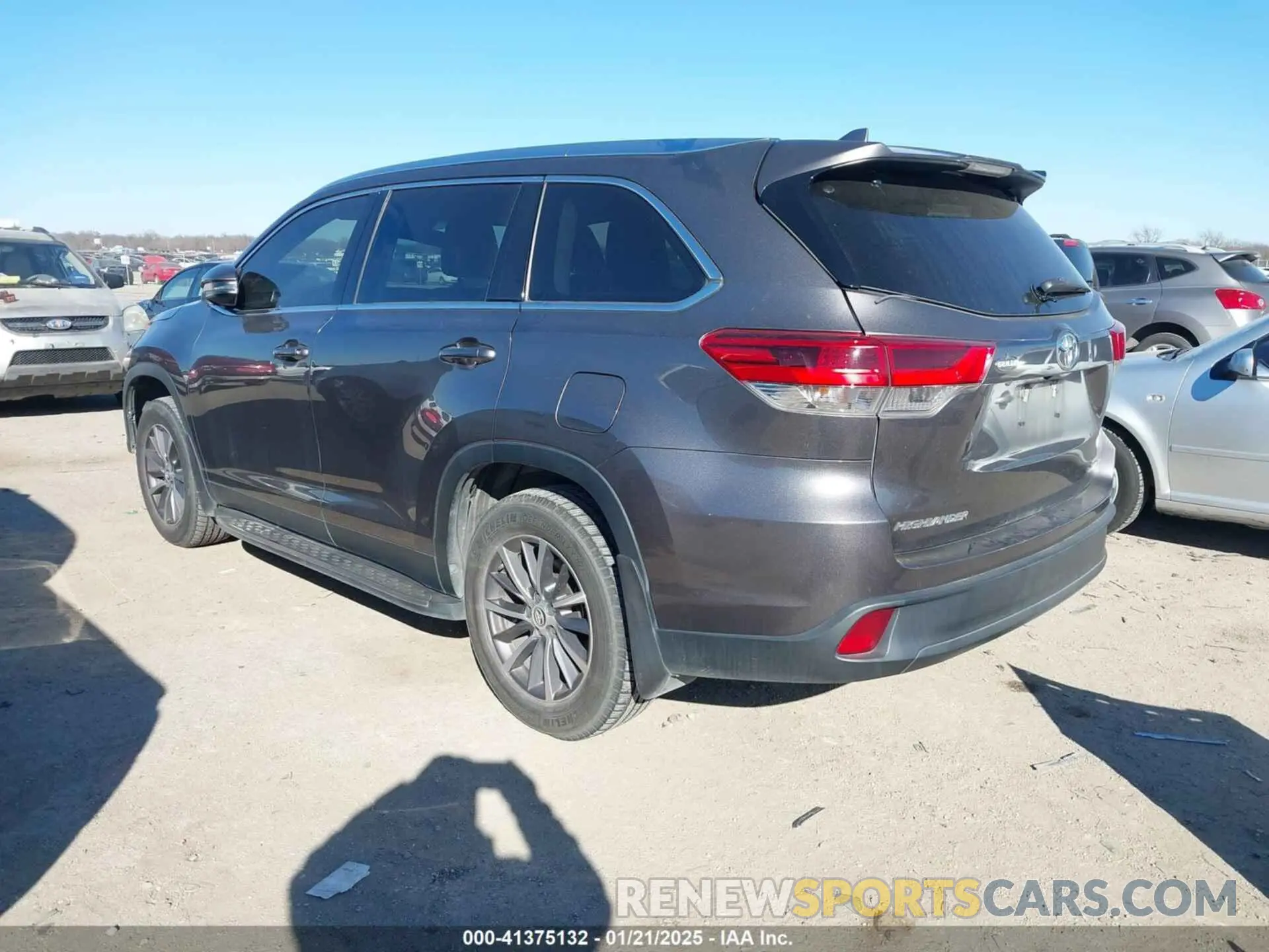 3 fotografías del automóvil dañado 5TDJZRFH0KS570964 TOYOTA HIGHLANDER 2019