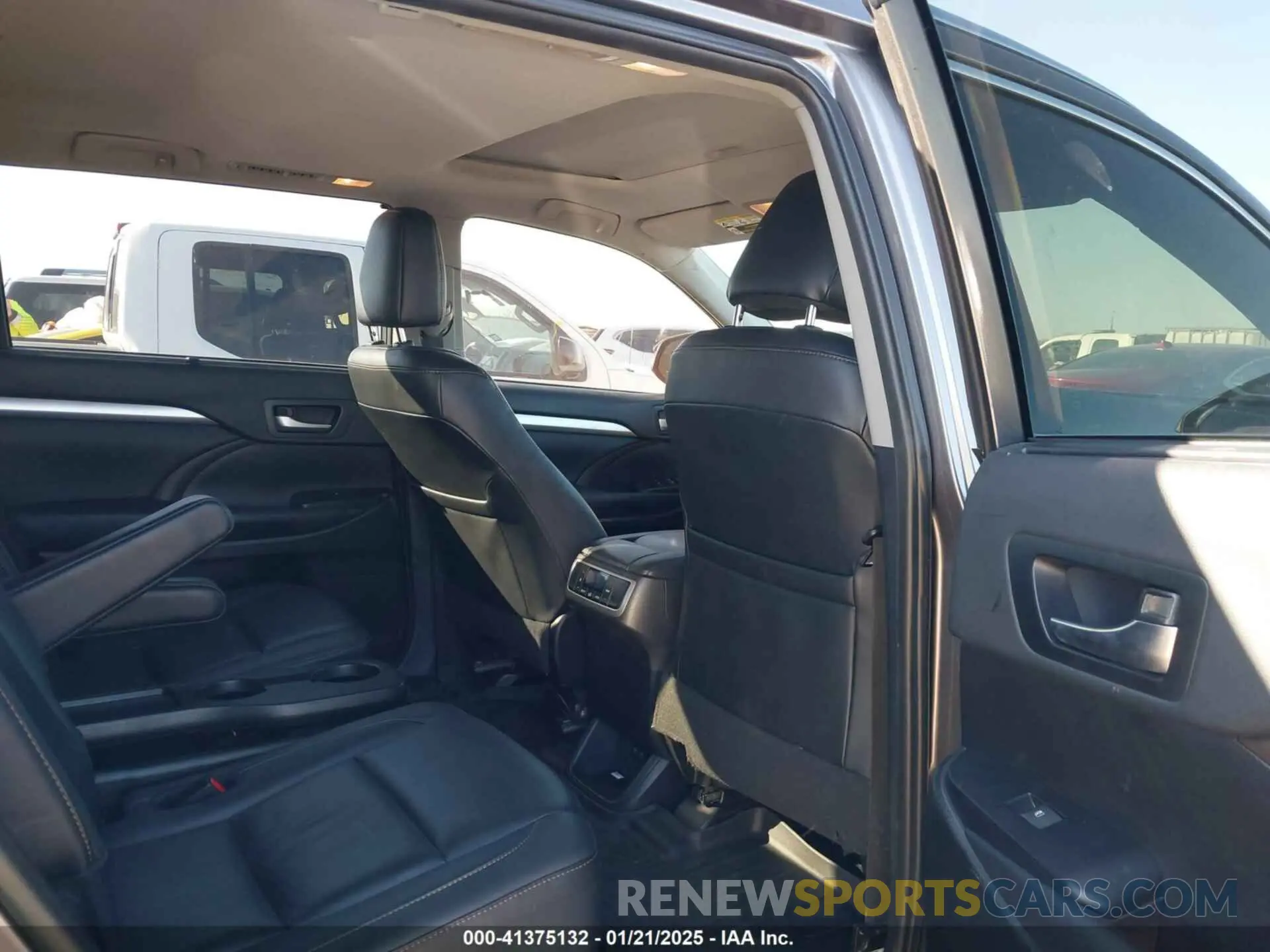 8 fotografías del automóvil dañado 5TDJZRFH0KS570964 TOYOTA HIGHLANDER 2019
