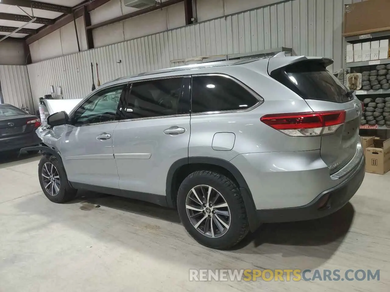 2 fotografías del automóvil dañado 5TDJZRFH0KS579924 TOYOTA HIGHLANDER 2019