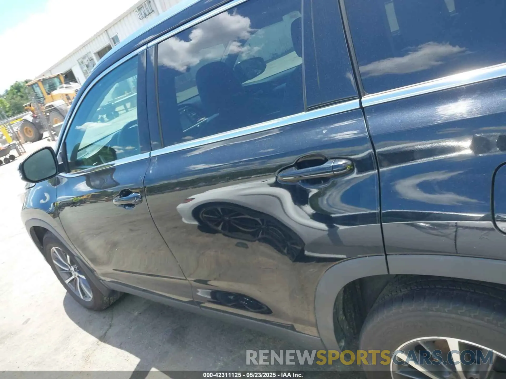 14 fotografías del automóvil dañado 5TDJZRFH0KS585898 TOYOTA HIGHLANDER 2019
