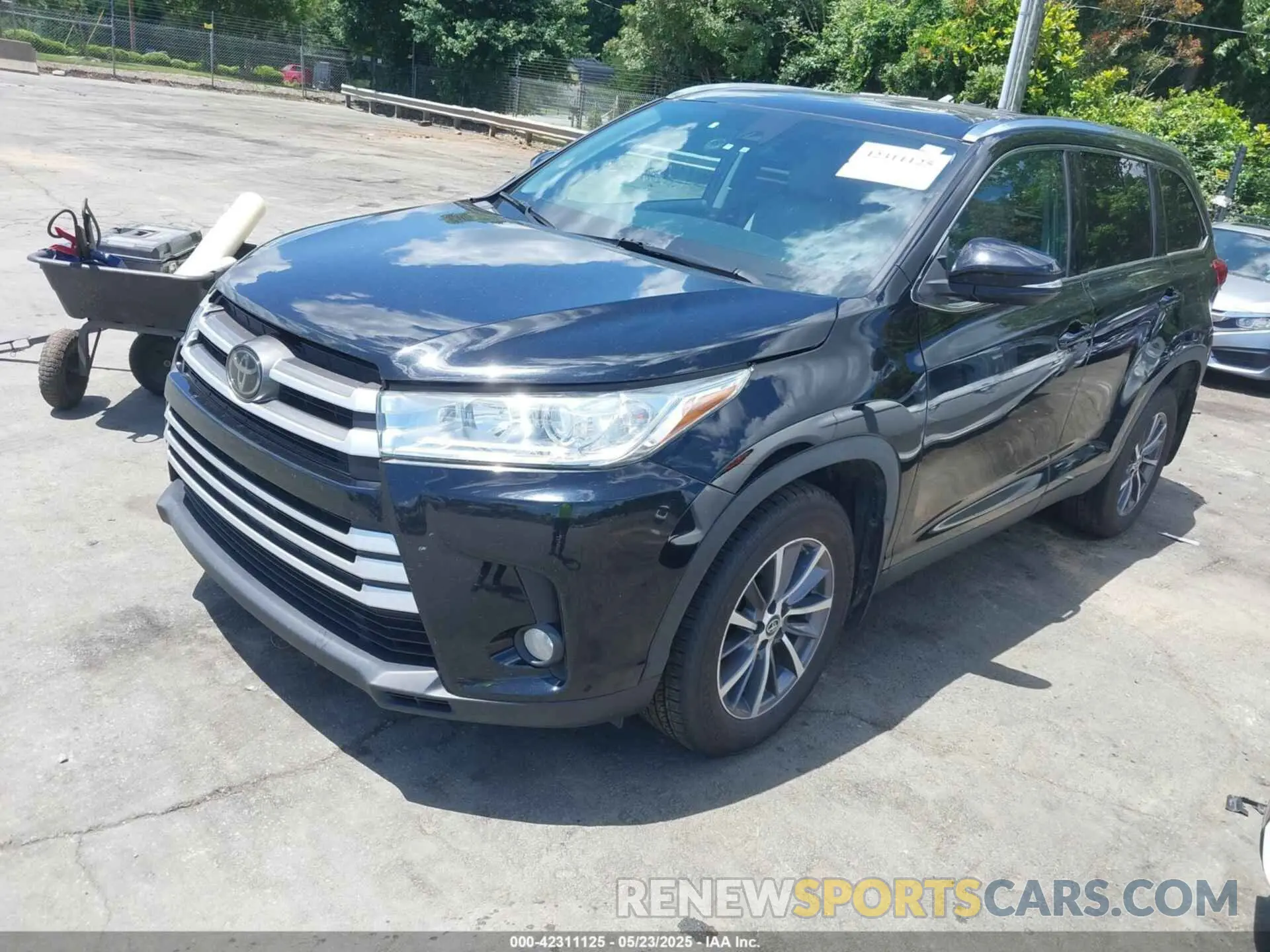 2 fotografías del automóvil dañado 5TDJZRFH0KS585898 TOYOTA HIGHLANDER 2019