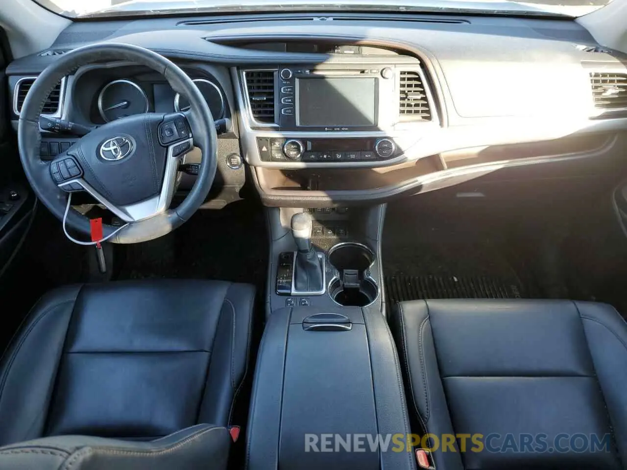 8 fotografías del automóvil dañado 5TDJZRFH0KS618270 TOYOTA HIGHLANDER 2019