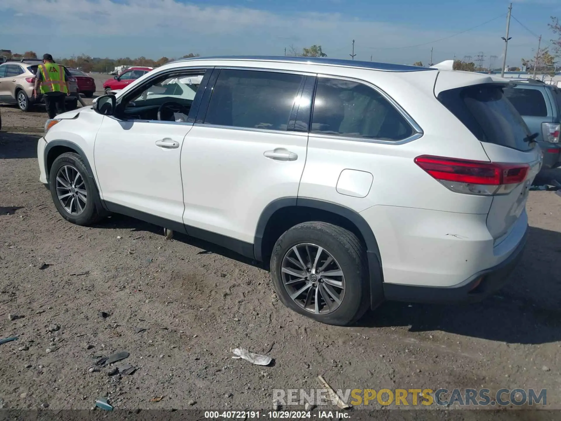 3 fotografías del automóvil dañado 5TDJZRFH0KS705473 TOYOTA HIGHLANDER 2019