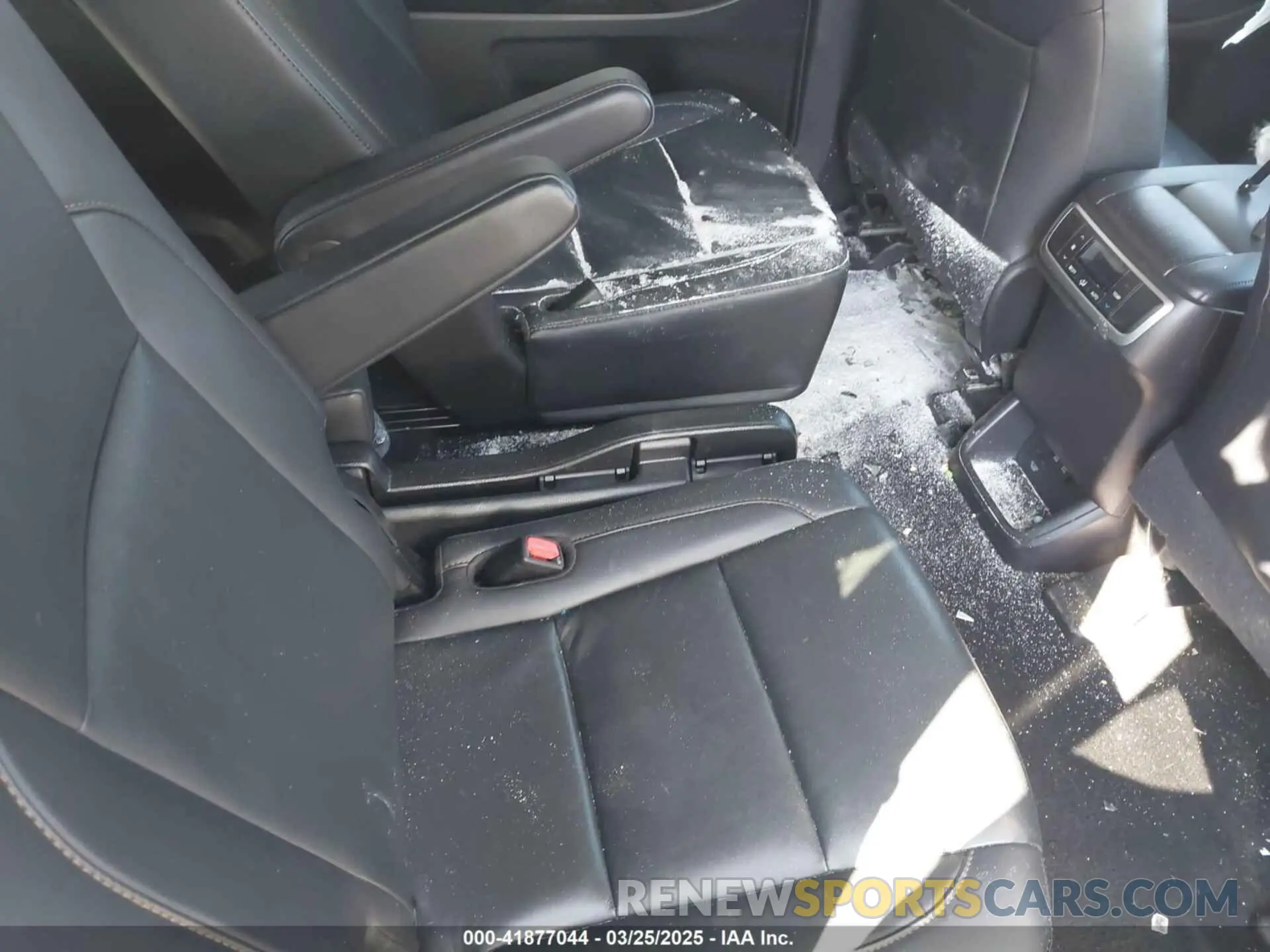 8 fotografías del automóvil dañado 5TDJZRFH0KS711578 TOYOTA HIGHLANDER 2019