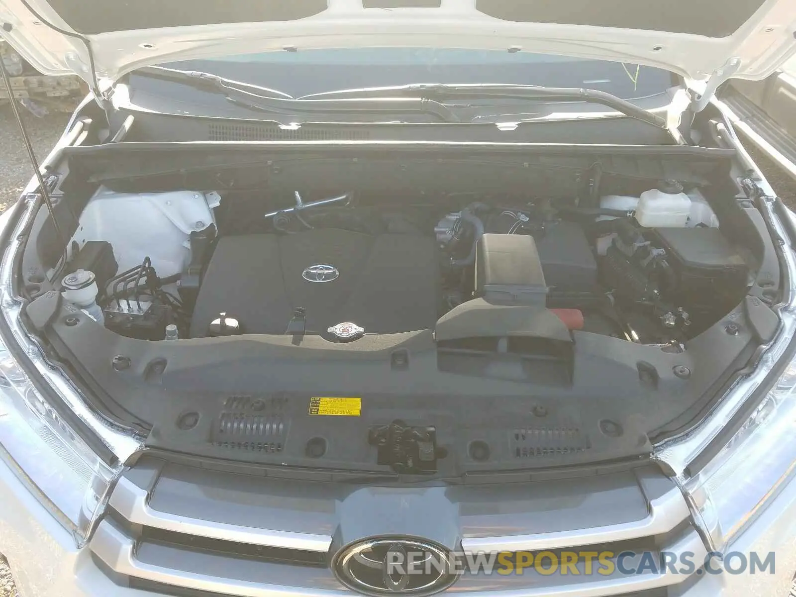 7 fotografías del automóvil dañado 5TDJZRFH0KS916009 TOYOTA HIGHLANDER 2019