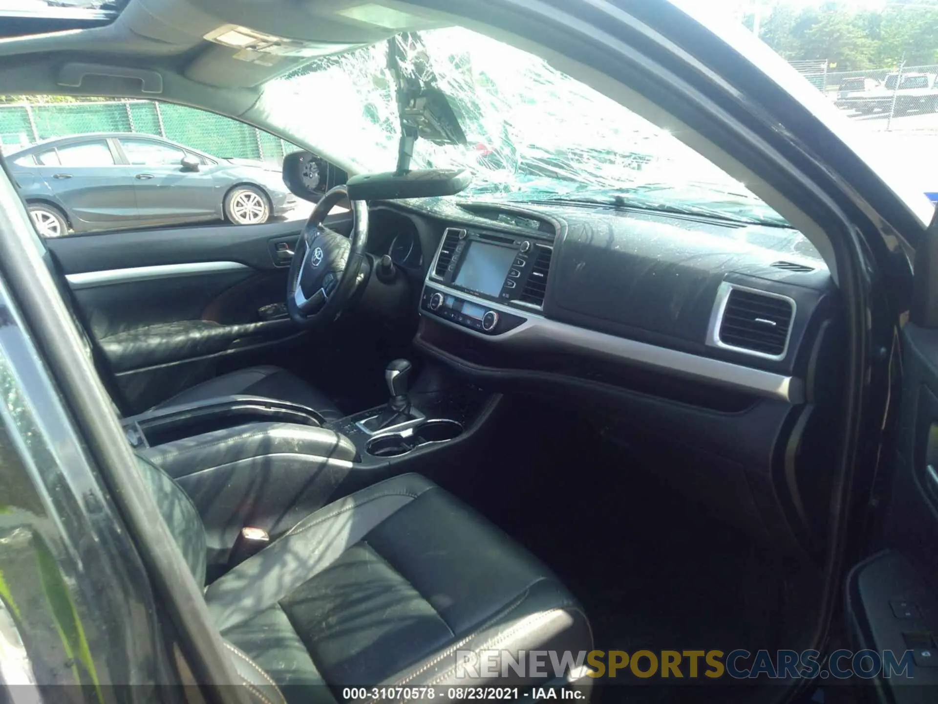 5 fotografías del automóvil dañado 5TDJZRFH0KS945039 TOYOTA HIGHLANDER 2019