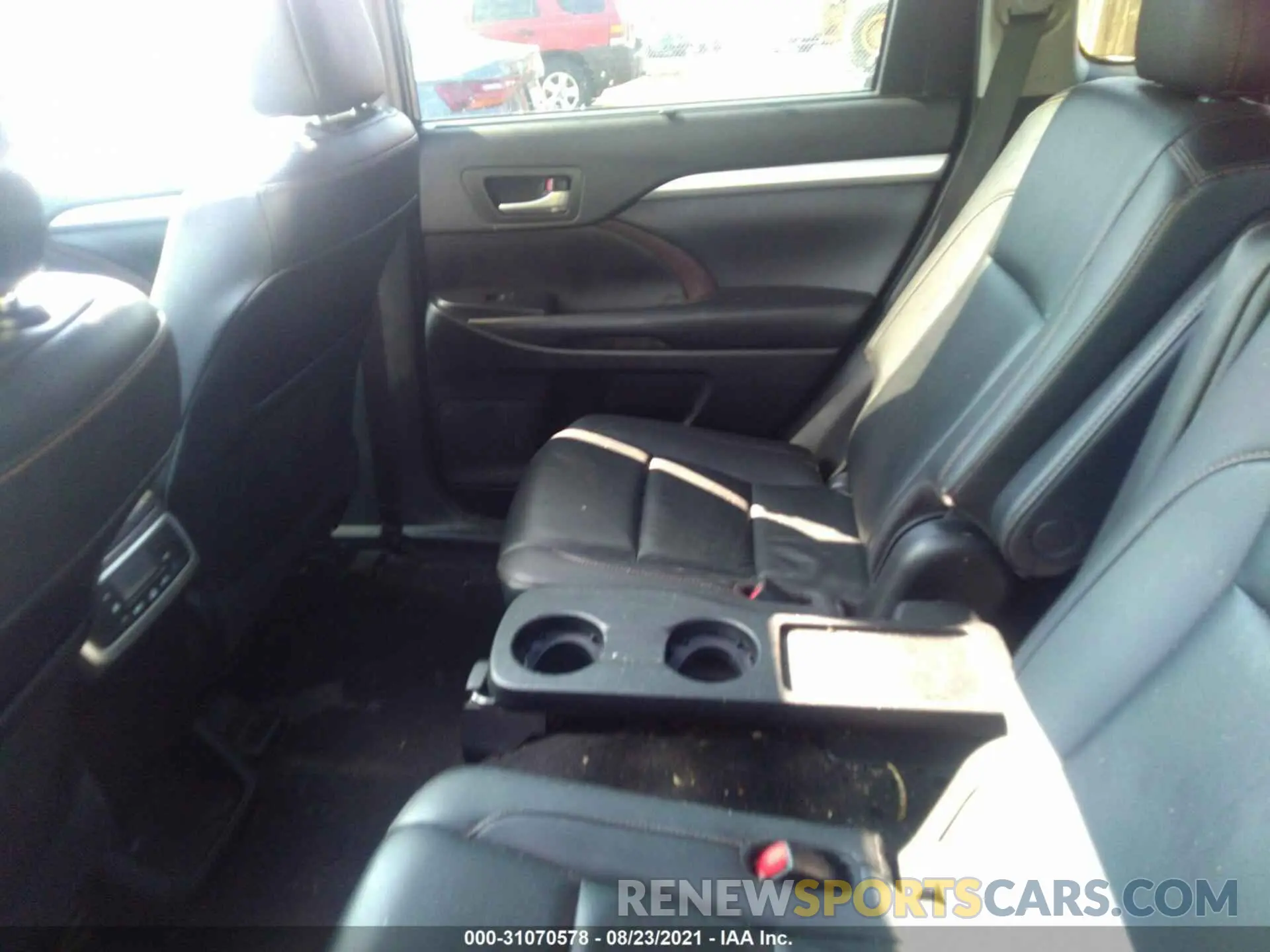 8 fotografías del automóvil dañado 5TDJZRFH0KS945039 TOYOTA HIGHLANDER 2019
