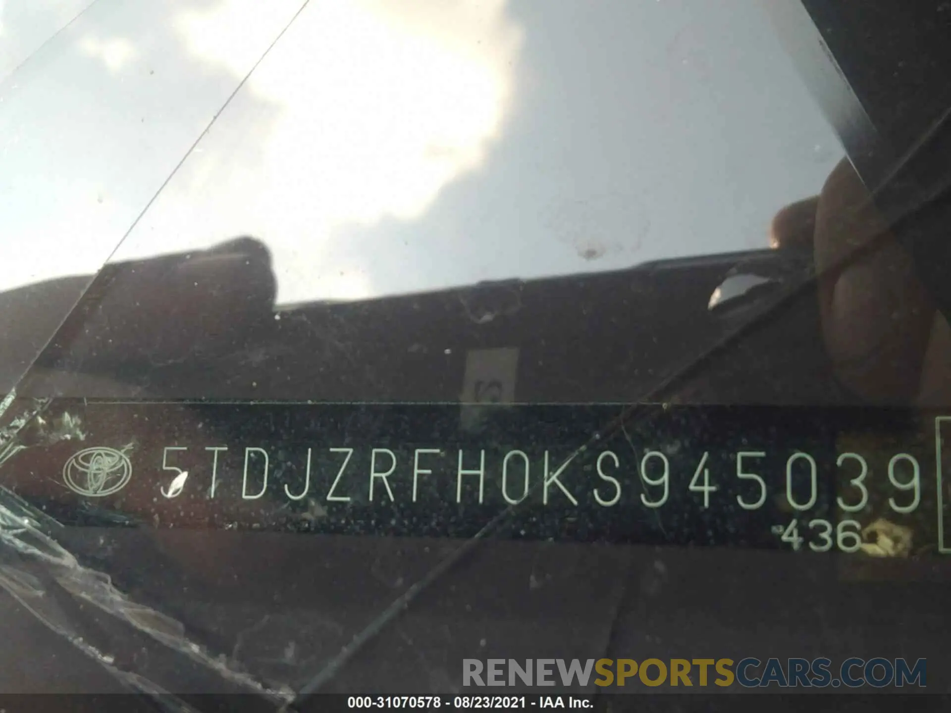 9 fotografías del automóvil dañado 5TDJZRFH0KS945039 TOYOTA HIGHLANDER 2019
