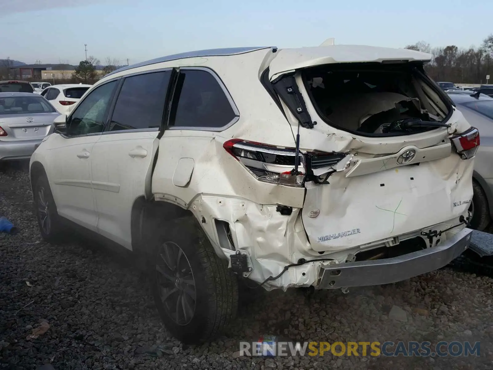 3 fotografías del automóvil dañado 5TDJZRFH0KS997867 TOYOTA HIGHLANDER 2019