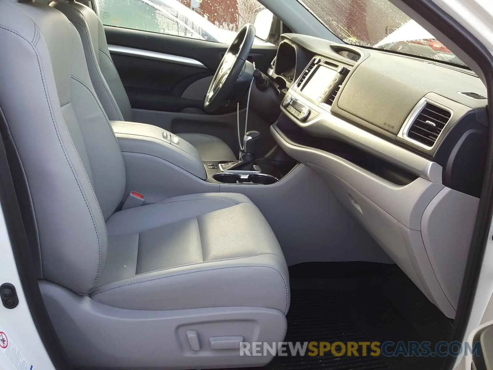 5 fotografías del automóvil dañado 5TDJZRFH0KS997867 TOYOTA HIGHLANDER 2019