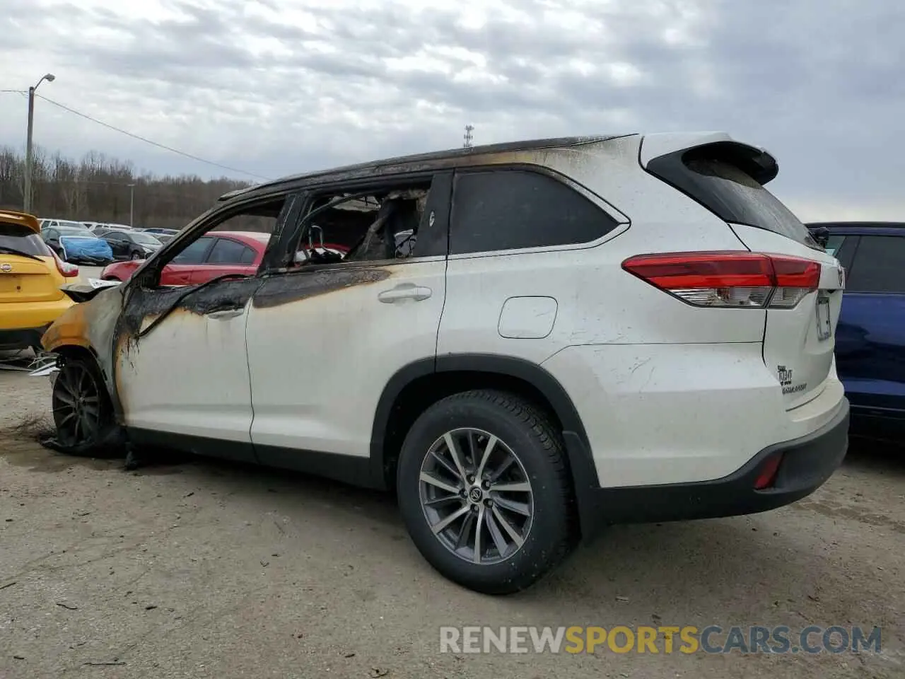 2 fotografías del automóvil dañado 5TDJZRFH1KS565353 TOYOTA HIGHLANDER 2019