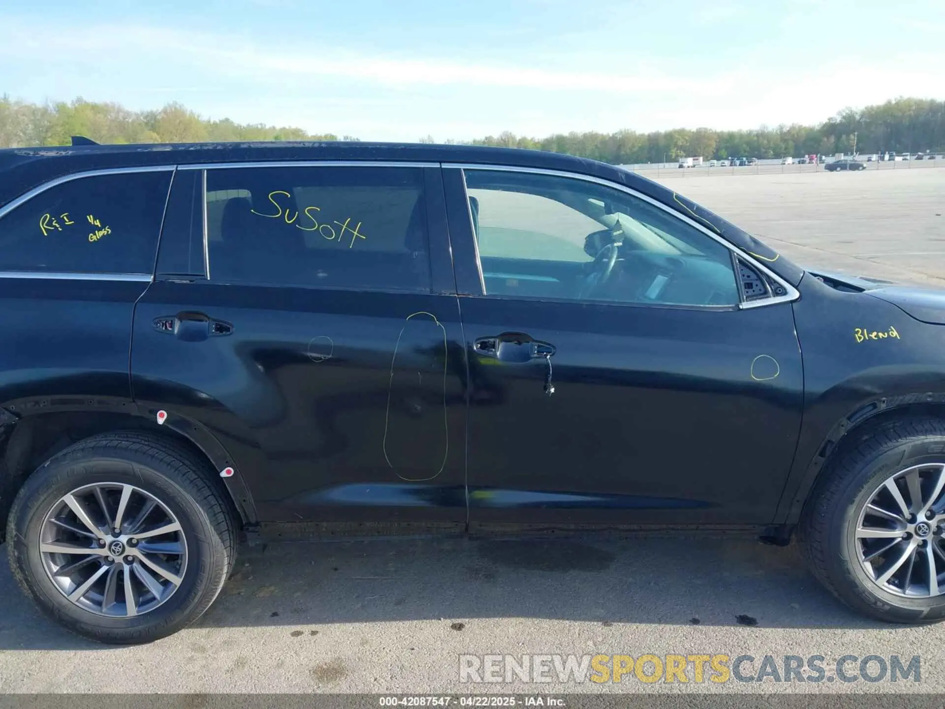 14 fotografías del automóvil dañado 5TDJZRFH1KS567197 TOYOTA HIGHLANDER 2019
