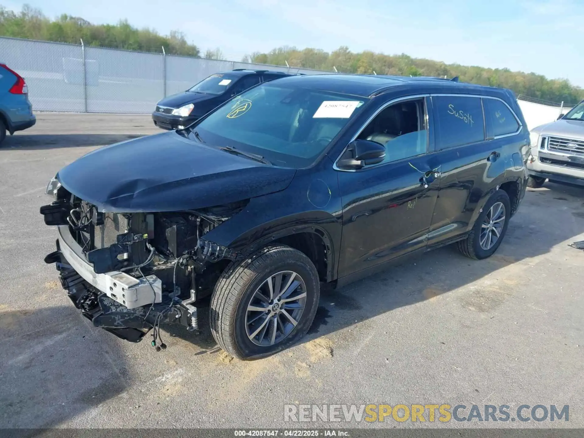 2 fotografías del automóvil dañado 5TDJZRFH1KS567197 TOYOTA HIGHLANDER 2019