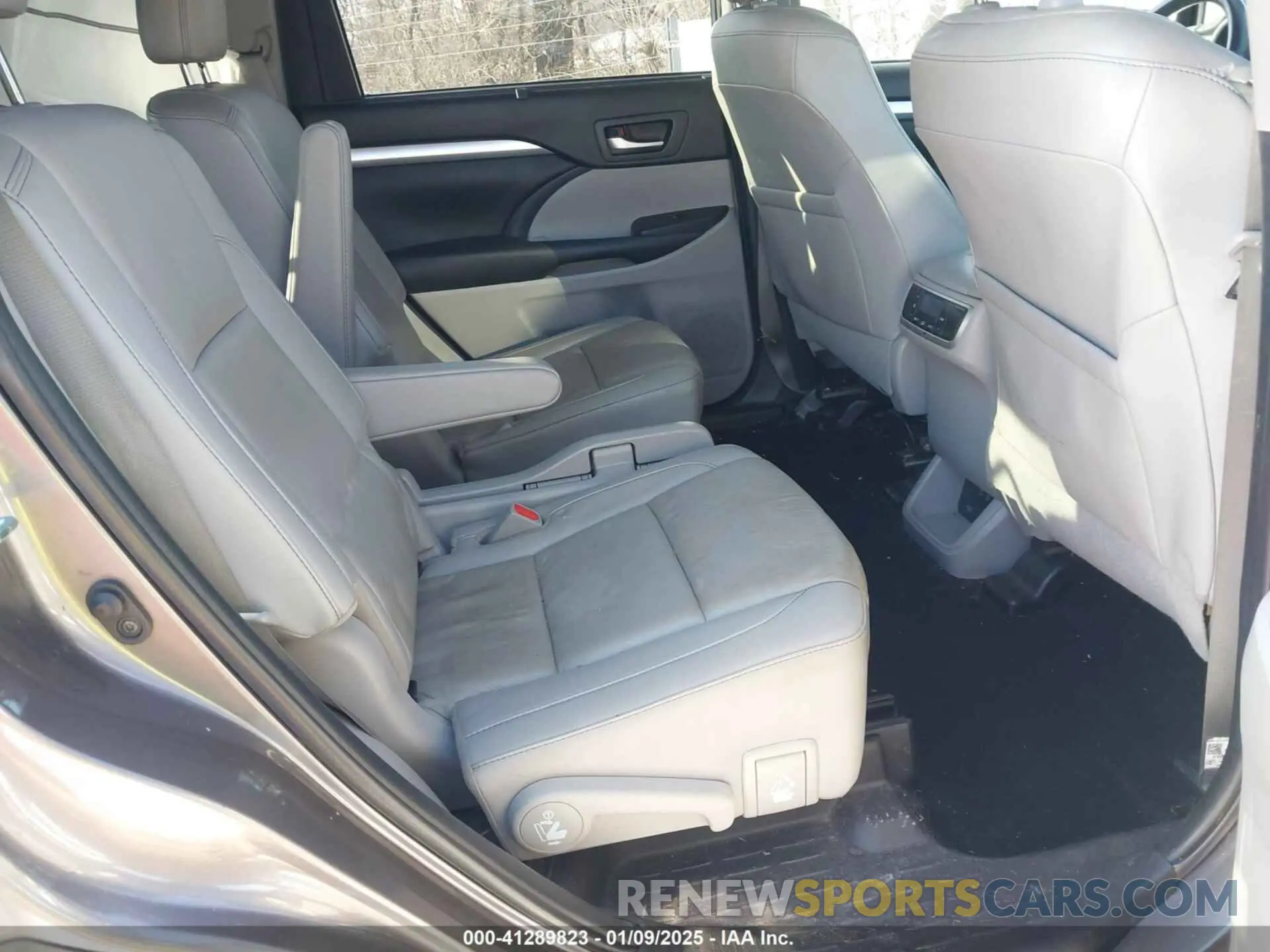 8 fotografías del automóvil dañado 5TDJZRFH1KS573517 TOYOTA HIGHLANDER 2019