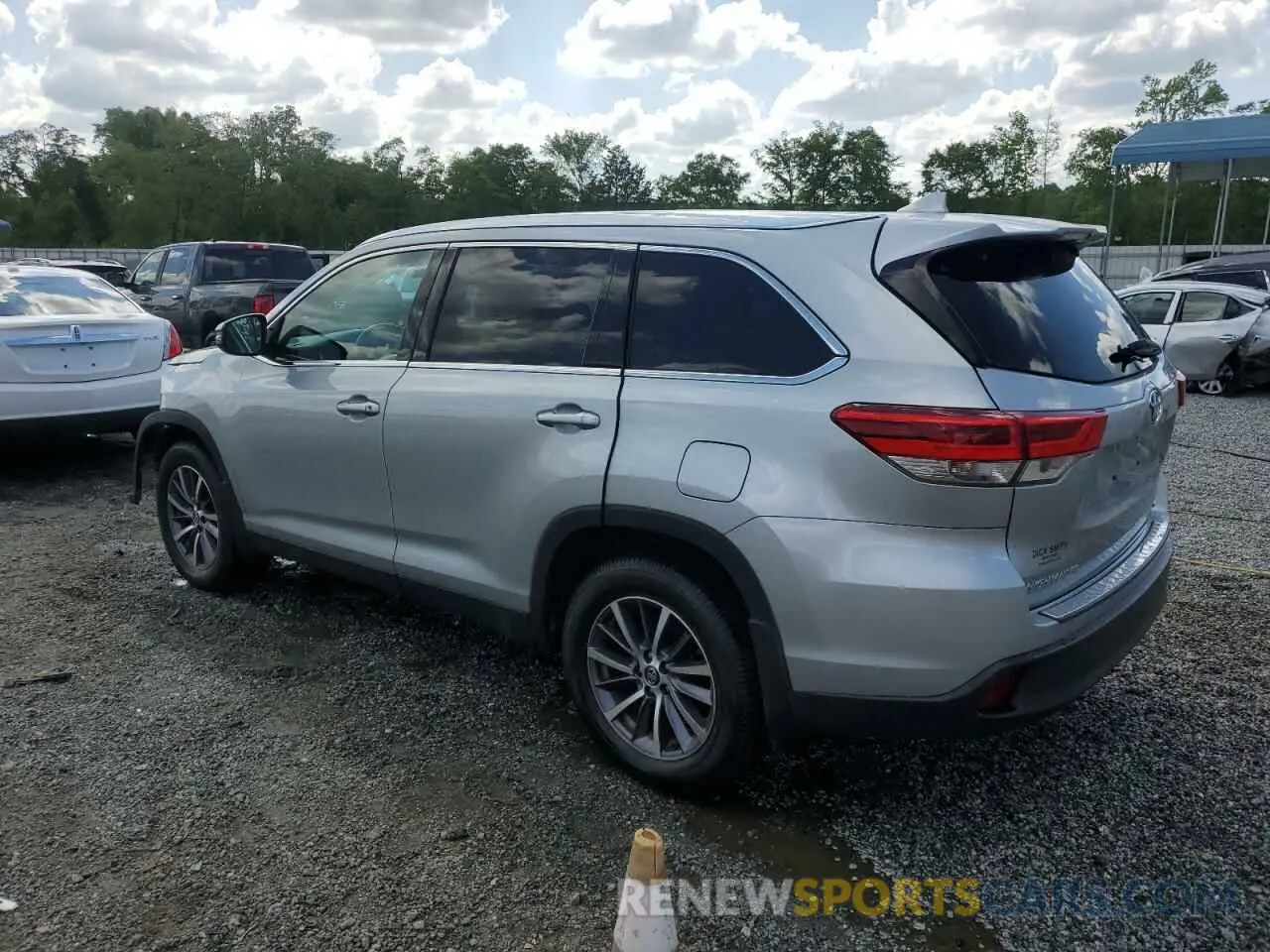 2 fotografías del automóvil dañado 5TDJZRFH1KS590379 TOYOTA HIGHLANDER 2019