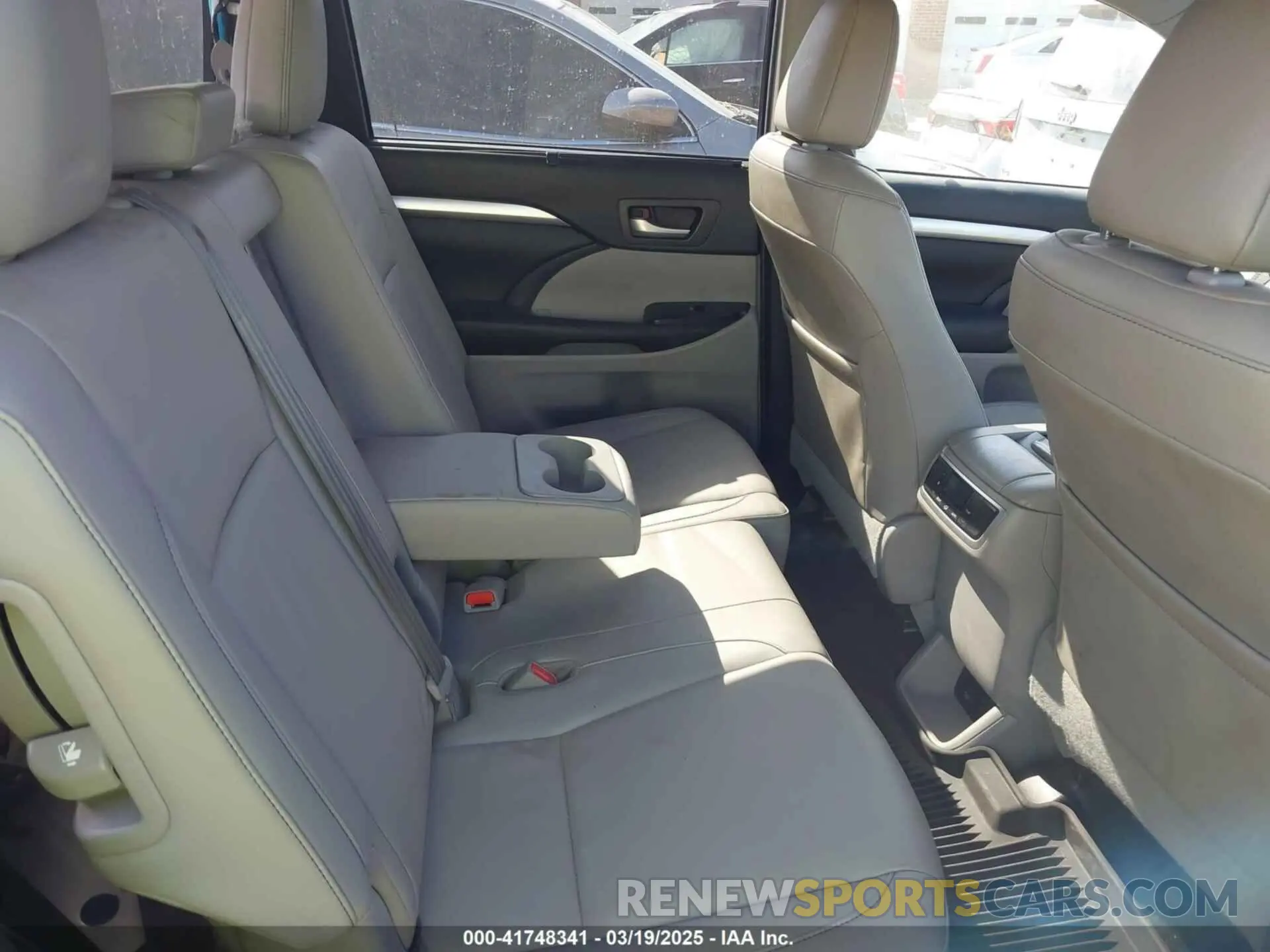 8 fotografías del automóvil dañado 5TDJZRFH1KS603437 TOYOTA HIGHLANDER 2019