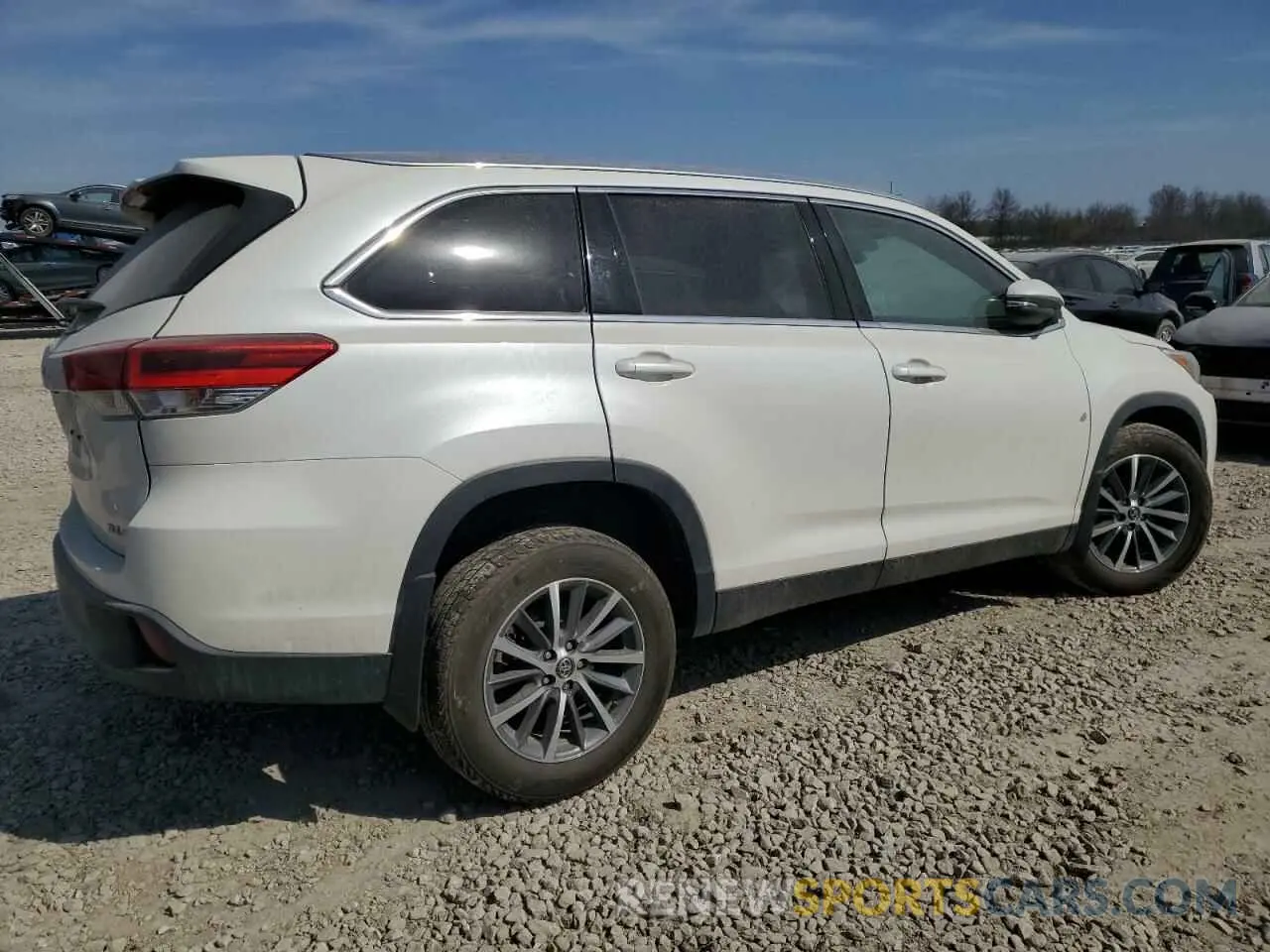 3 fotografías del automóvil dañado 5TDJZRFH1KS612669 TOYOTA HIGHLANDER 2019