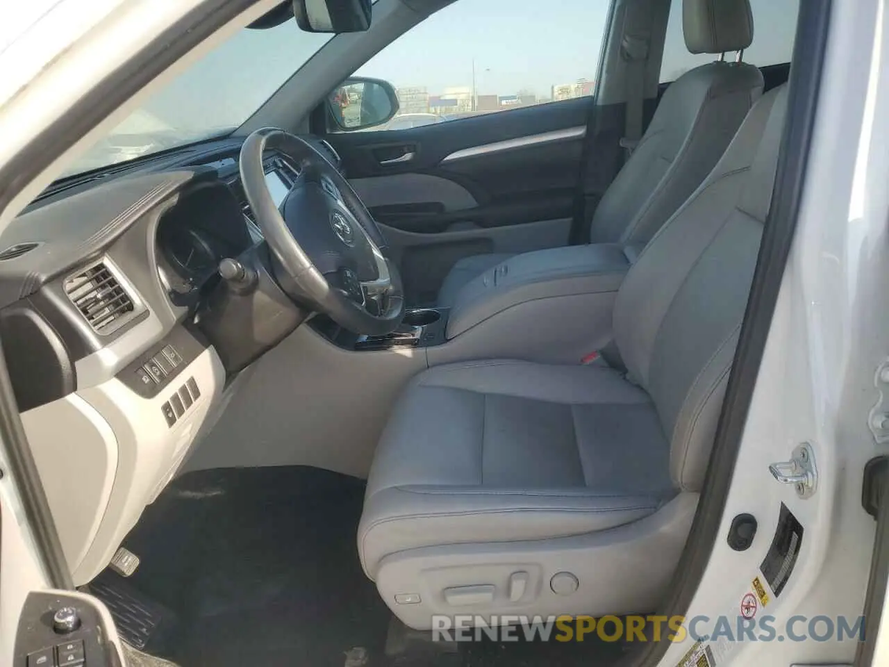 7 fotografías del automóvil dañado 5TDJZRFH1KS612669 TOYOTA HIGHLANDER 2019