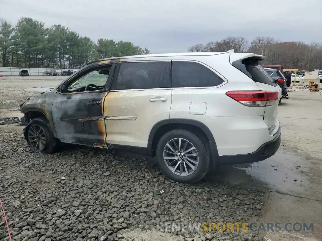 2 fotografías del automóvil dañado 5TDJZRFH1KS714893 TOYOTA HIGHLANDER 2019