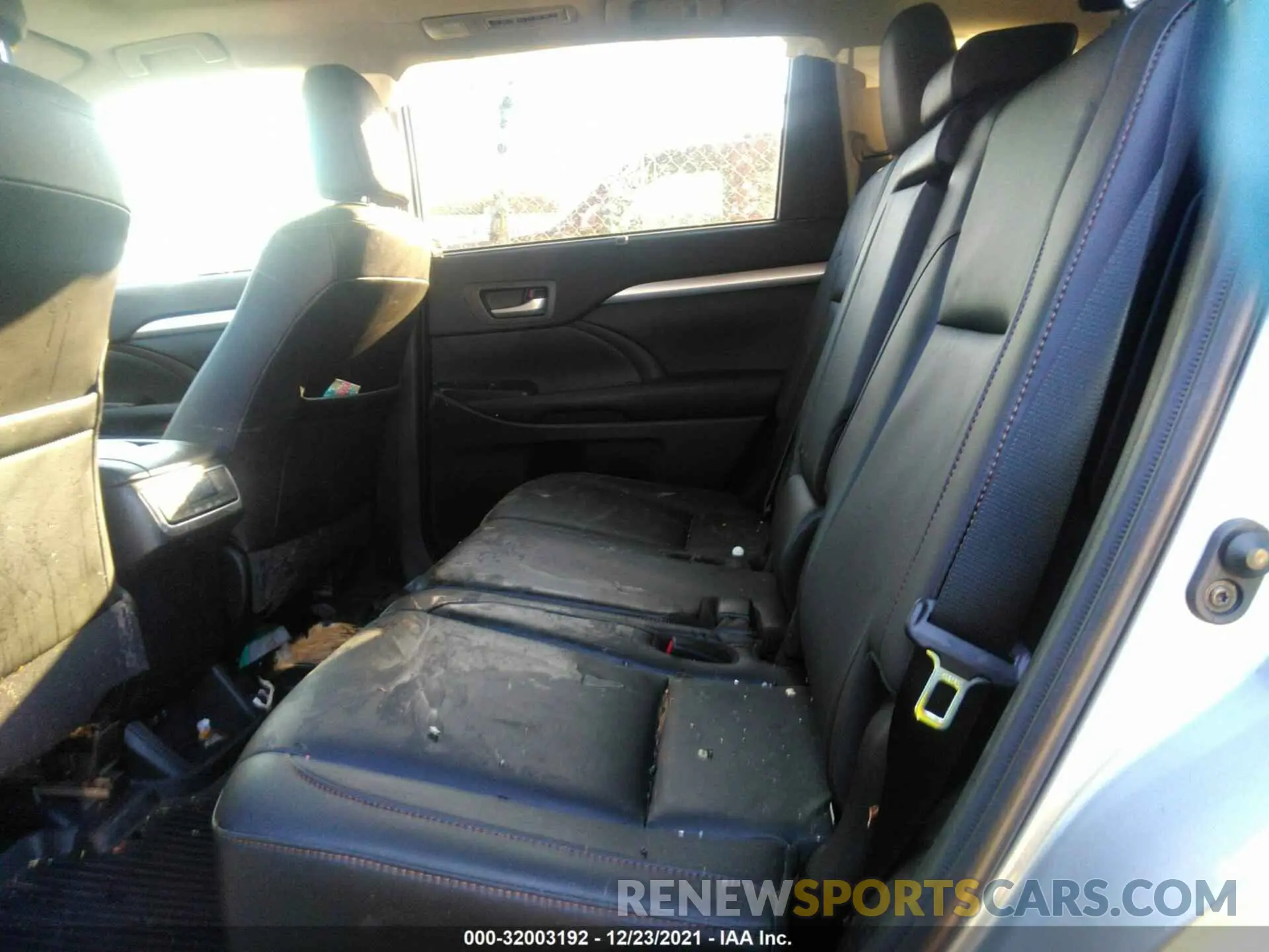 8 fotografías del automóvil dañado 5TDJZRFH1KS932073 TOYOTA HIGHLANDER 2019