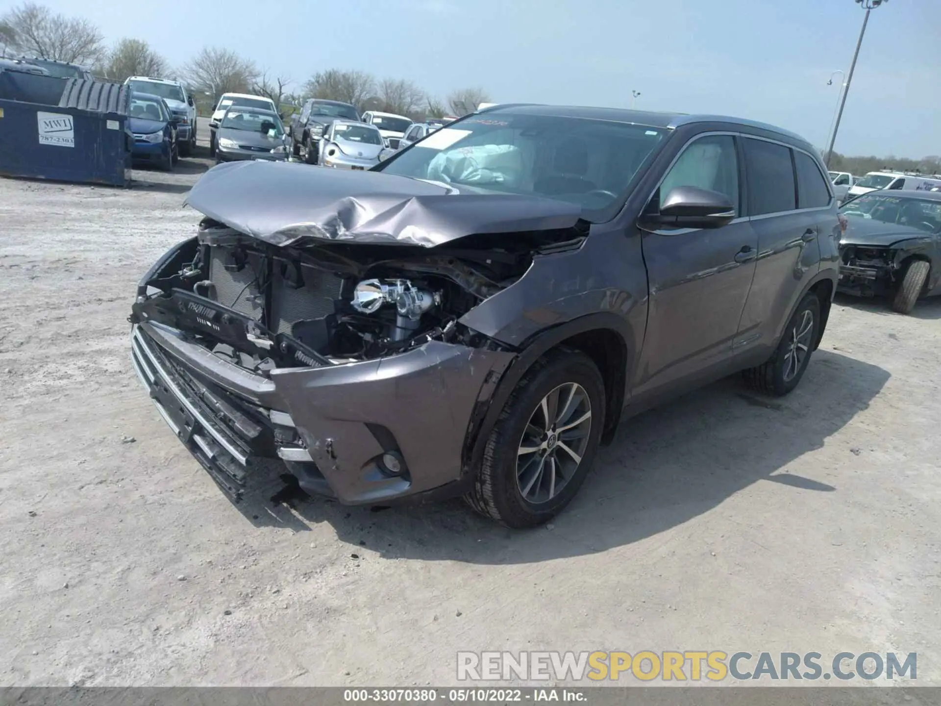 2 fotografías del automóvil dañado 5TDJZRFH1KS944725 TOYOTA HIGHLANDER 2019