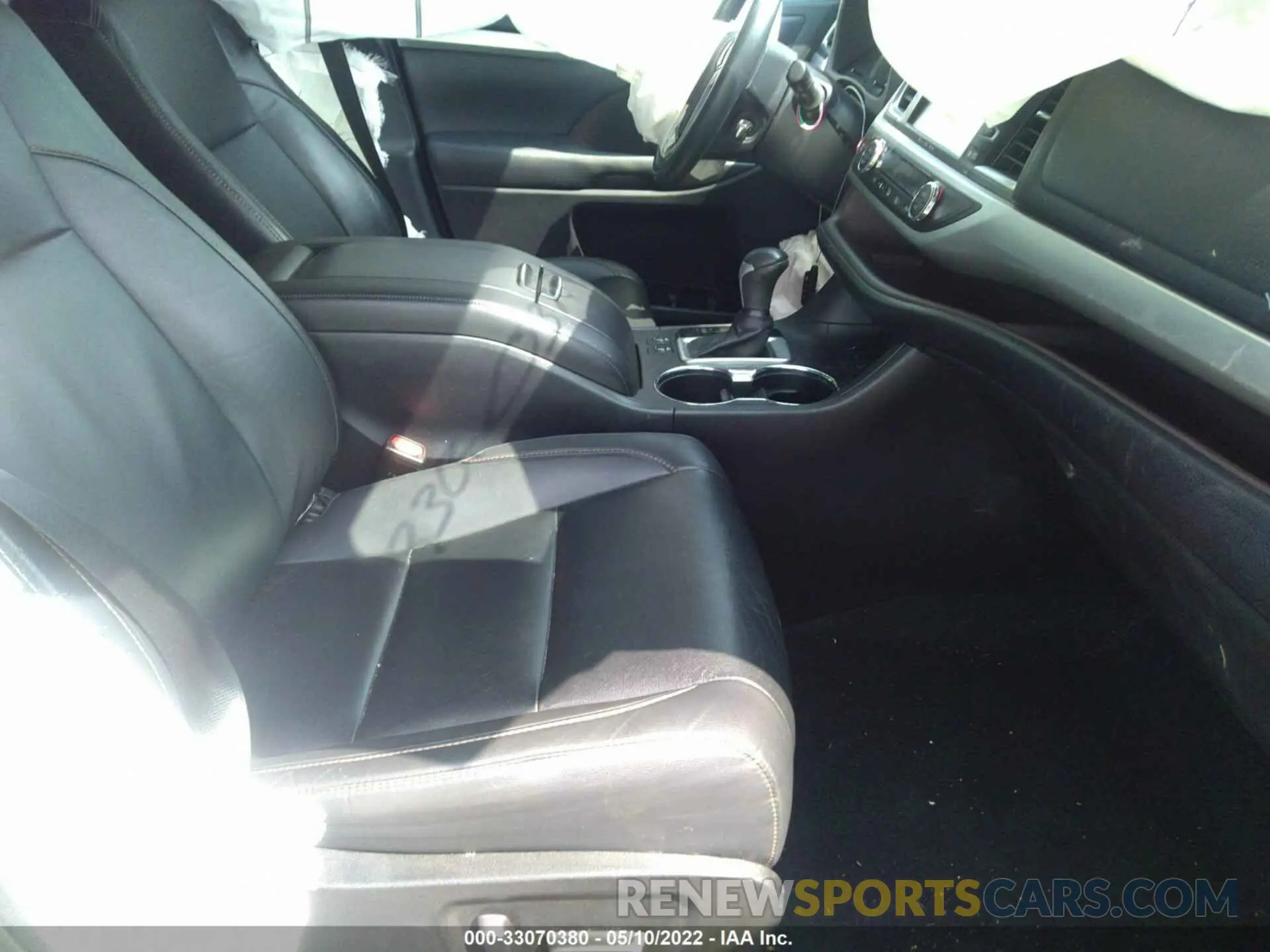 5 fotografías del automóvil dañado 5TDJZRFH1KS944725 TOYOTA HIGHLANDER 2019