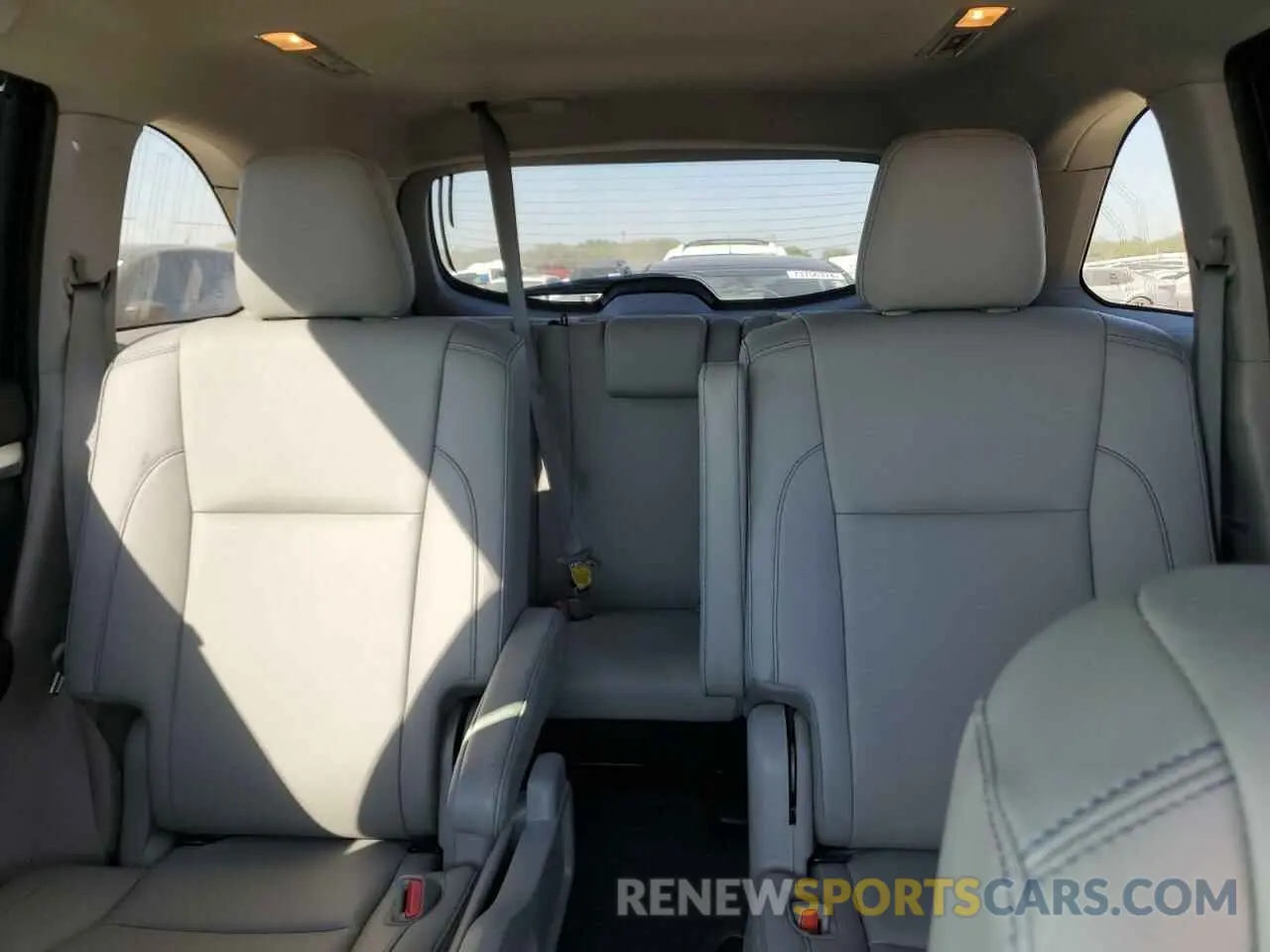10 fotografías del automóvil dañado 5TDJZRFH1KS953070 TOYOTA HIGHLANDER 2019
