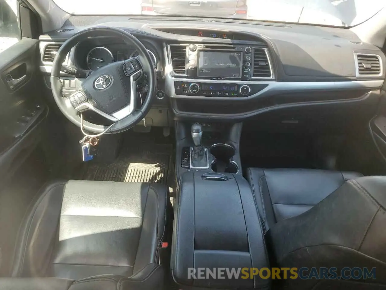 8 fotografías del automóvil dañado 5TDJZRFH1KS991950 TOYOTA HIGHLANDER 2019