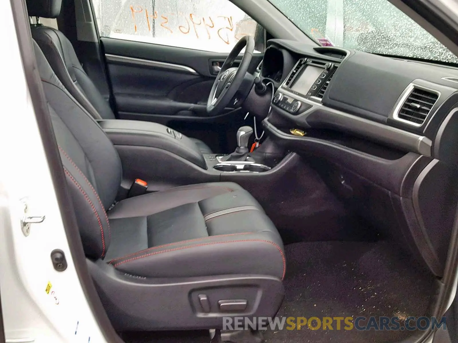 5 fotografías del automóvil dañado 5TDJZRFH2KS579228 TOYOTA HIGHLANDER 2019