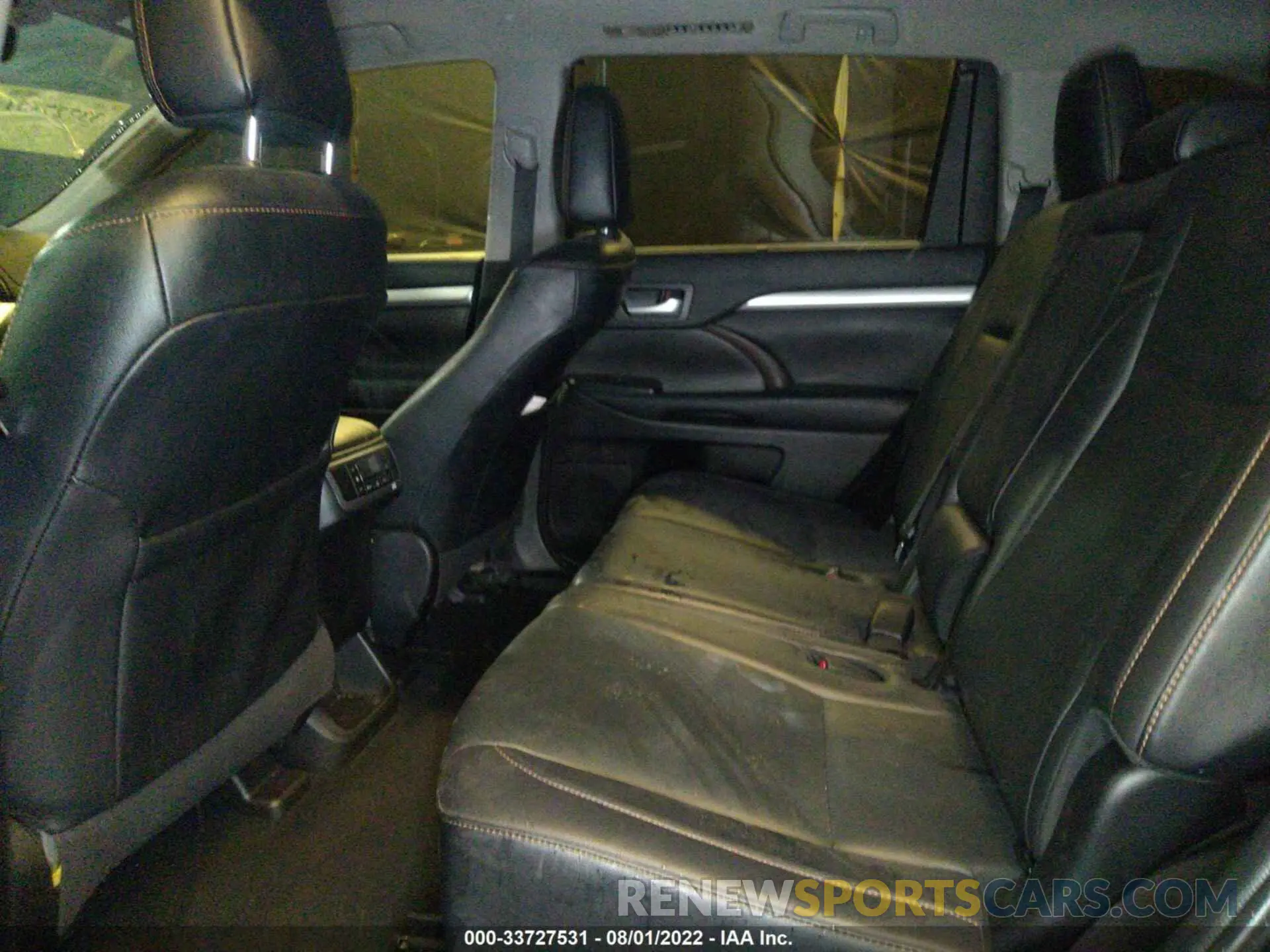 8 fotografías del automóvil dañado 5TDJZRFH2KS587989 TOYOTA HIGHLANDER 2019