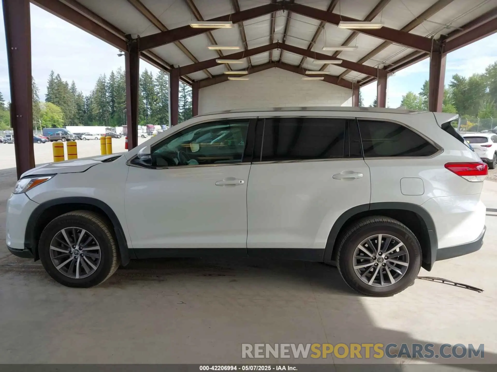 14 fotografías del automóvil dañado 5TDJZRFH2KS588298 TOYOTA HIGHLANDER 2019