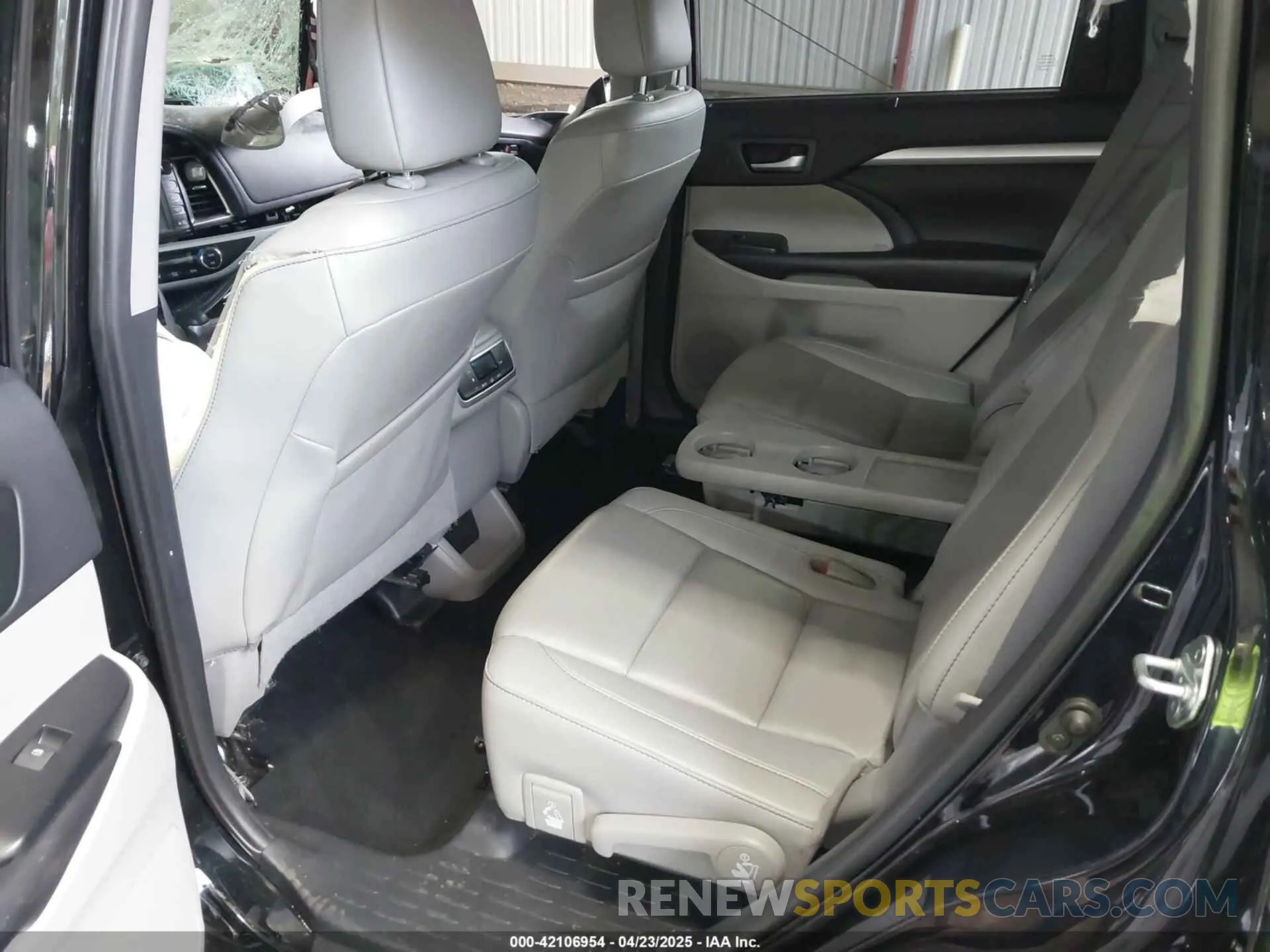 8 fotografías del automóvil dañado 5TDJZRFH2KS594988 TOYOTA HIGHLANDER 2019