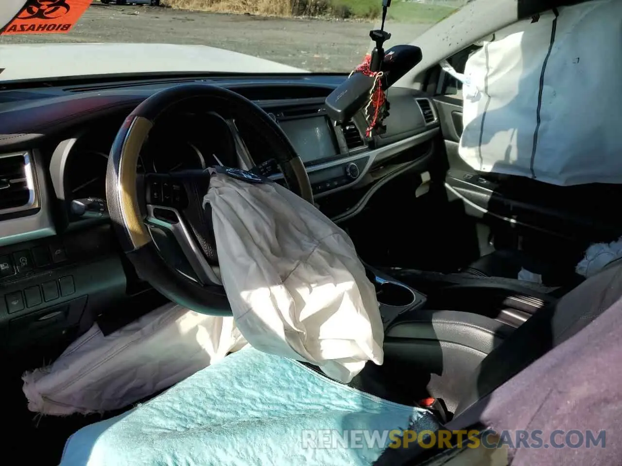 8 fotografías del automóvil dañado 5TDJZRFH2KS599334 TOYOTA HIGHLANDER 2019