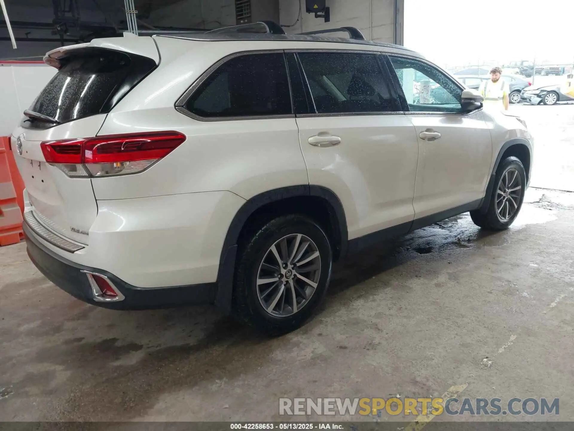 4 fotografías del automóvil dañado 5TDJZRFH2KS603608 TOYOTA HIGHLANDER 2019