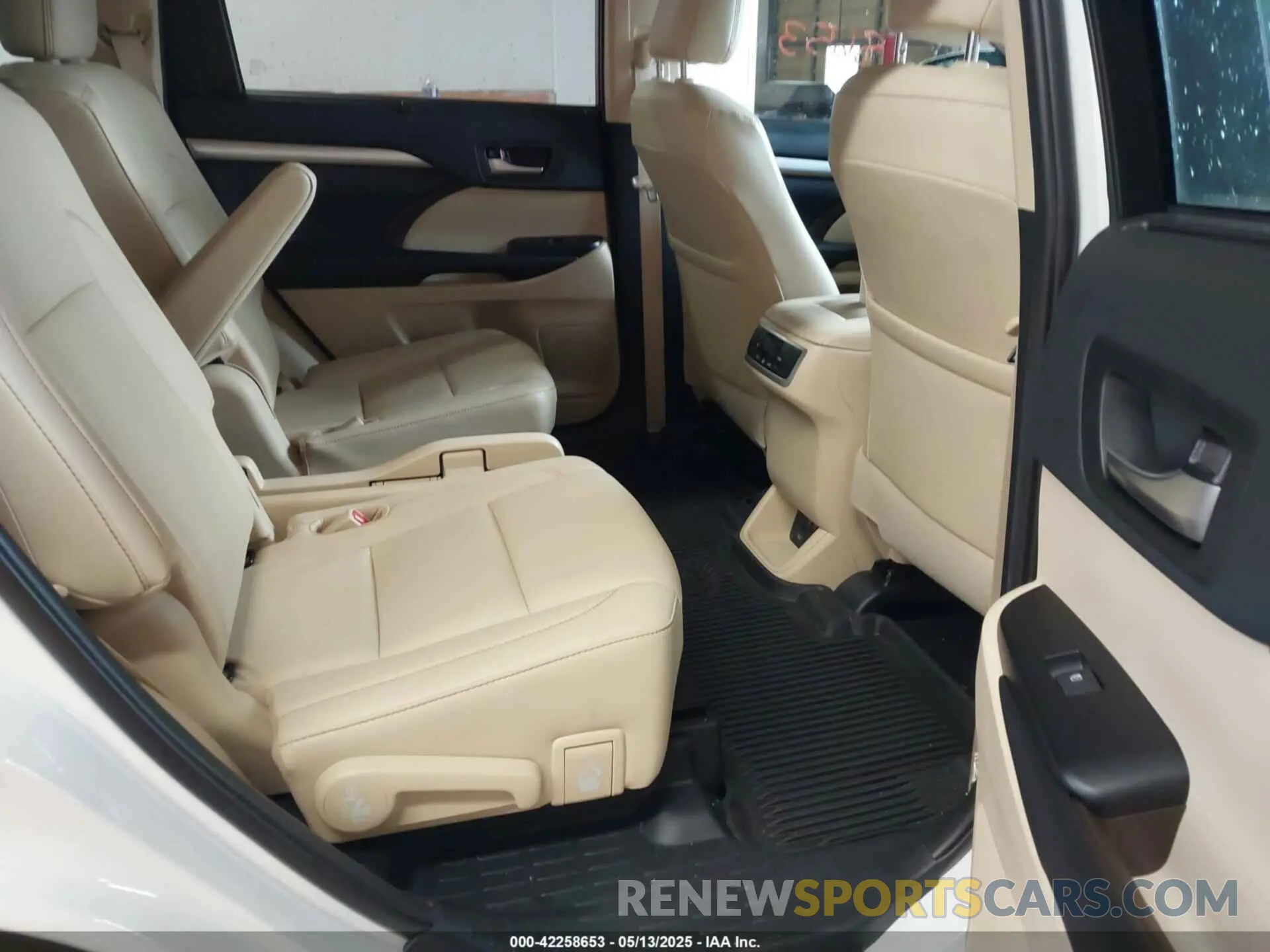8 fotografías del automóvil dañado 5TDJZRFH2KS603608 TOYOTA HIGHLANDER 2019