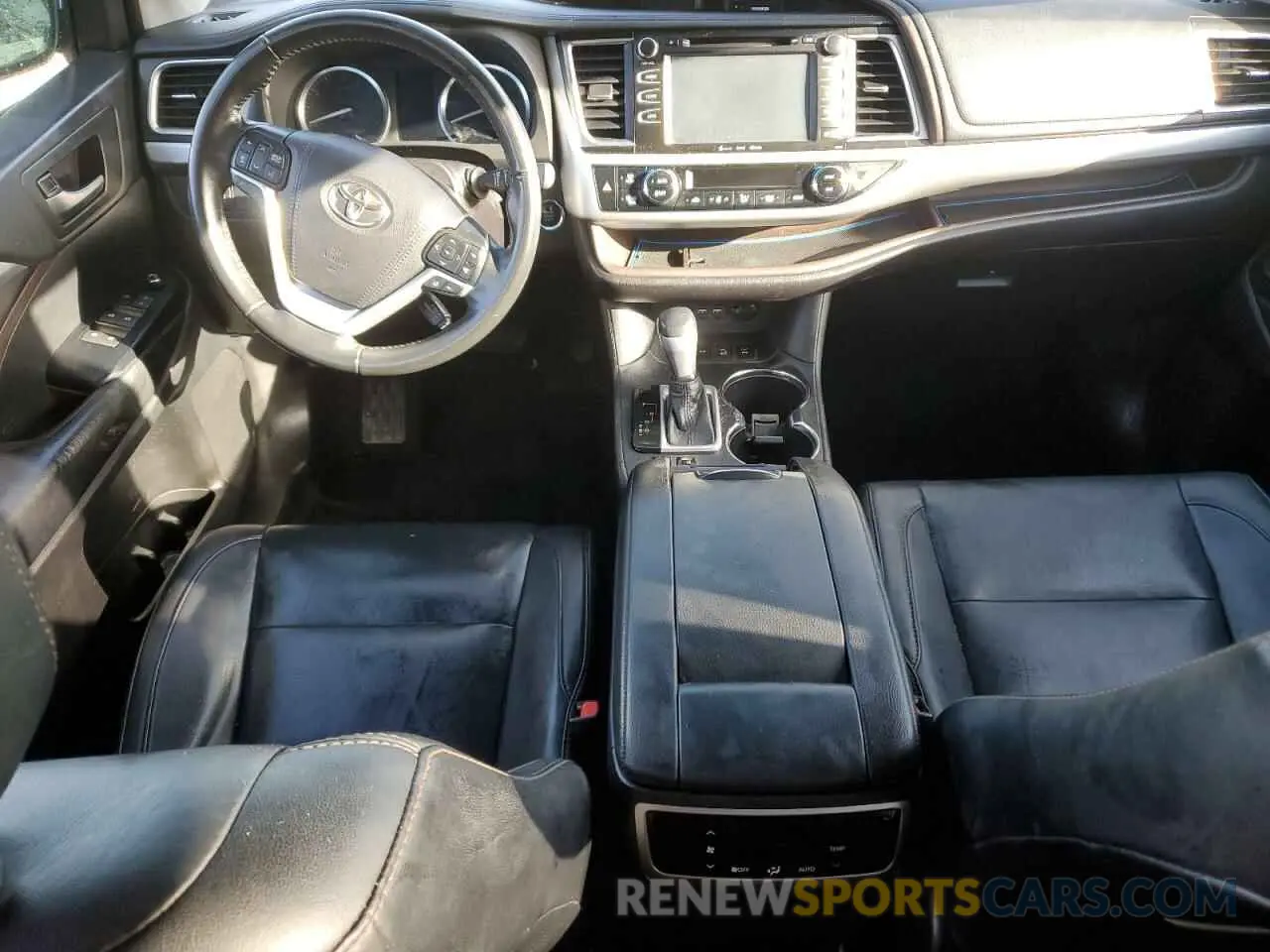 8 fotografías del automóvil dañado 5TDJZRFH2KS606962 TOYOTA HIGHLANDER 2019