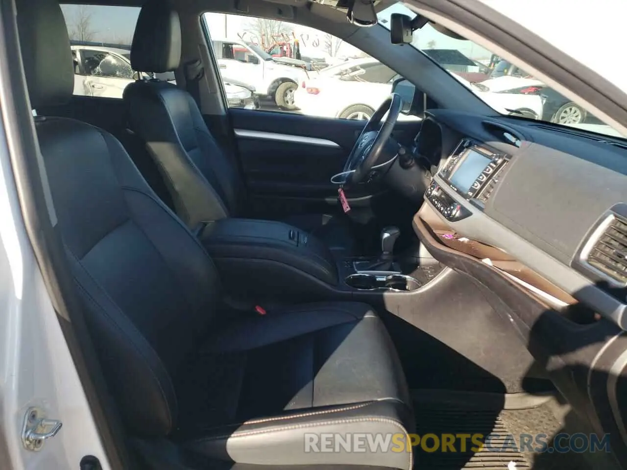 5 fotografías del automóvil dañado 5TDJZRFH2KS607772 TOYOTA HIGHLANDER 2019