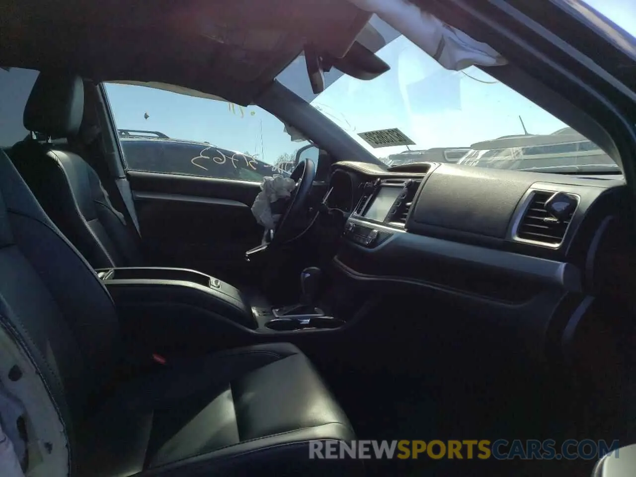 5 fotografías del automóvil dañado 5TDJZRFH2KS616276 TOYOTA HIGHLANDER 2019