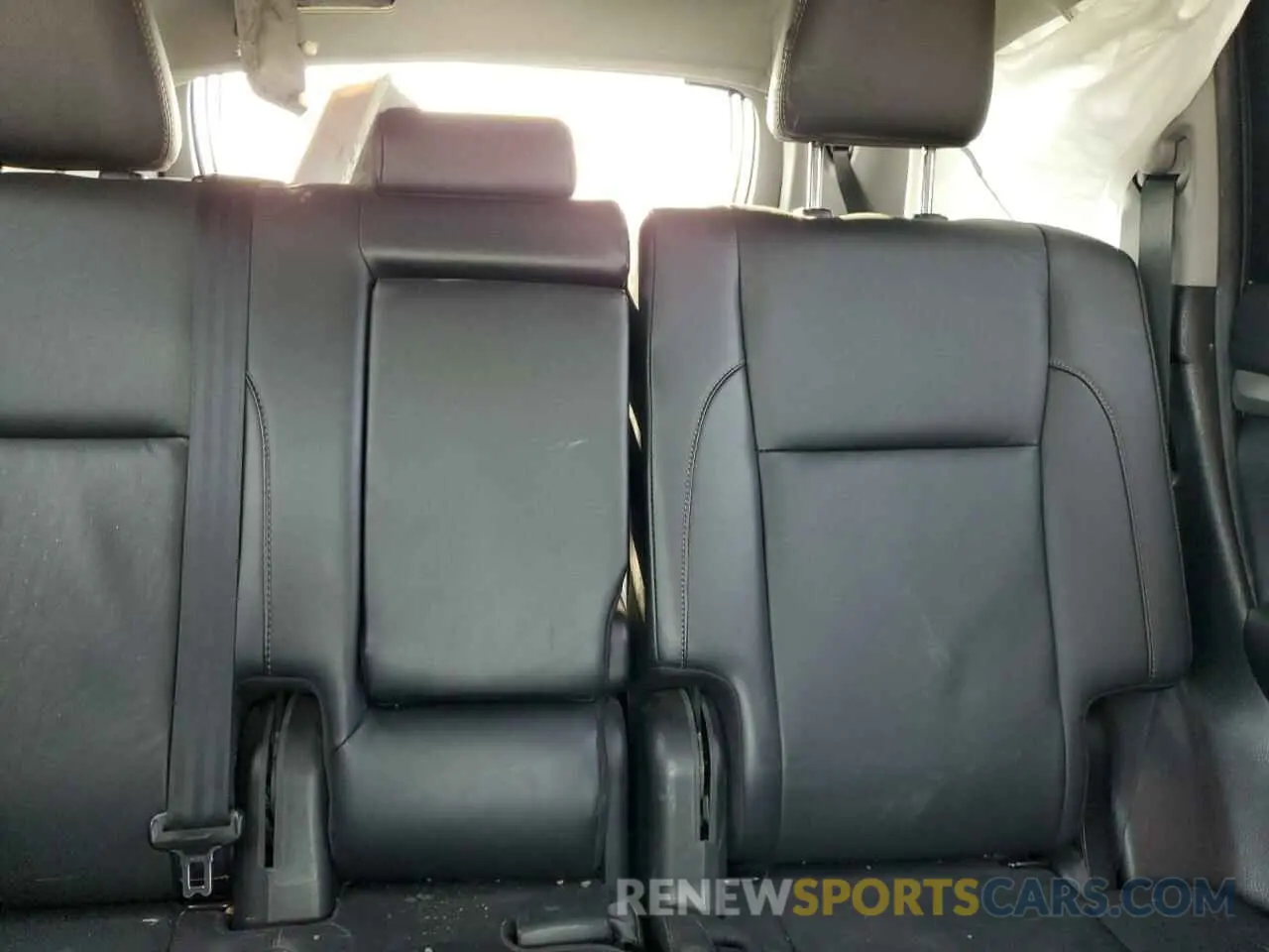 10 fotografías del automóvil dañado 5TDJZRFH2KS618092 TOYOTA HIGHLANDER 2019