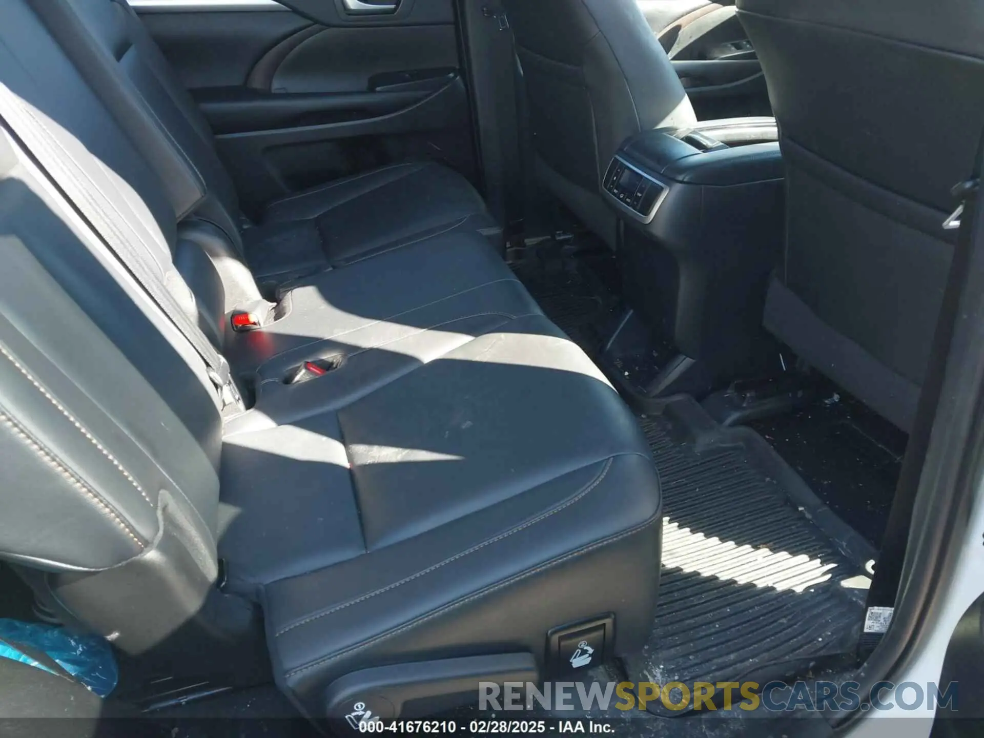 8 fotografías del automóvil dañado 5TDJZRFH2KS623101 TOYOTA HIGHLANDER 2019