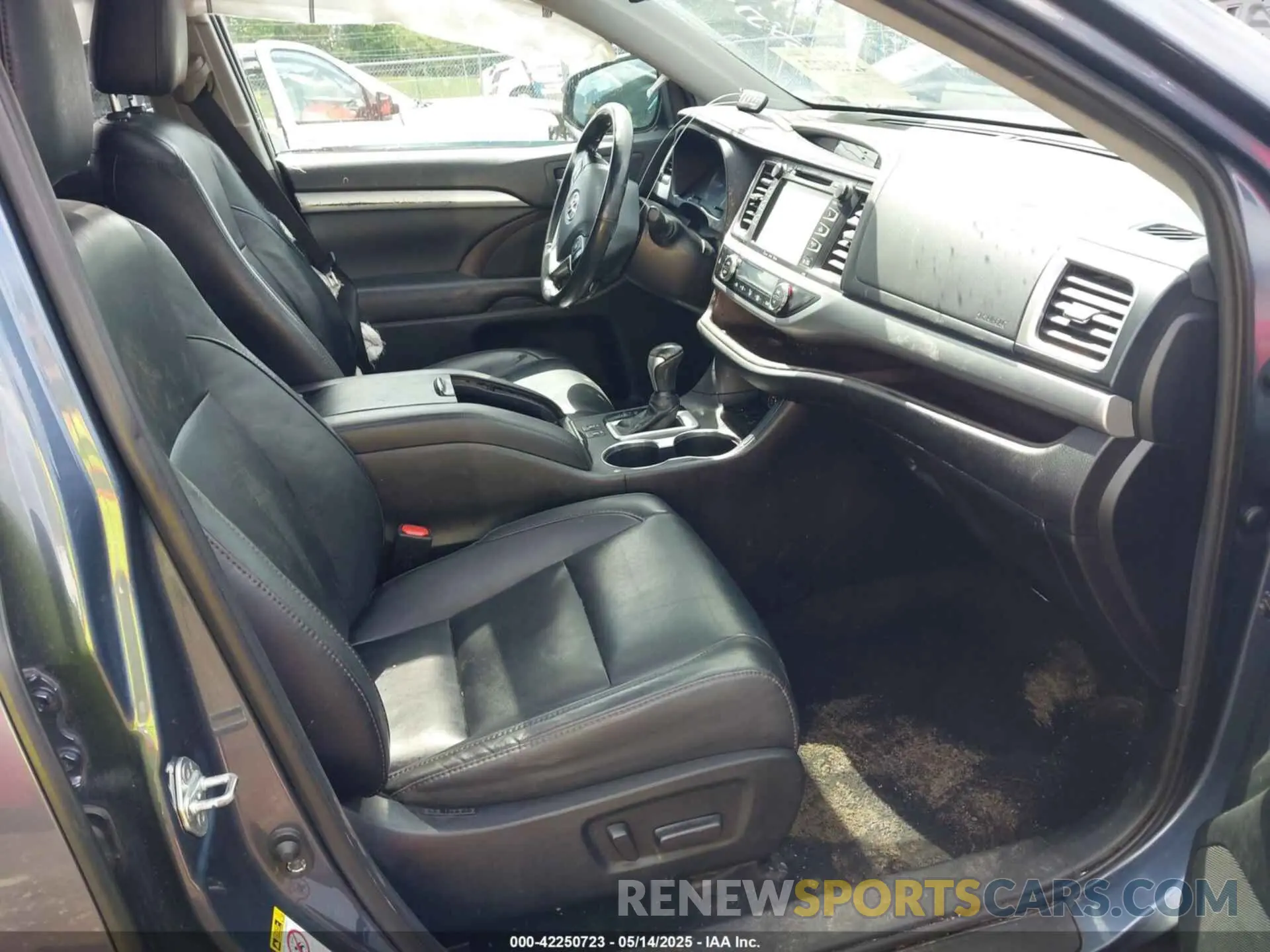 5 fotografías del automóvil dañado 5TDJZRFH2KS975689 TOYOTA HIGHLANDER 2019