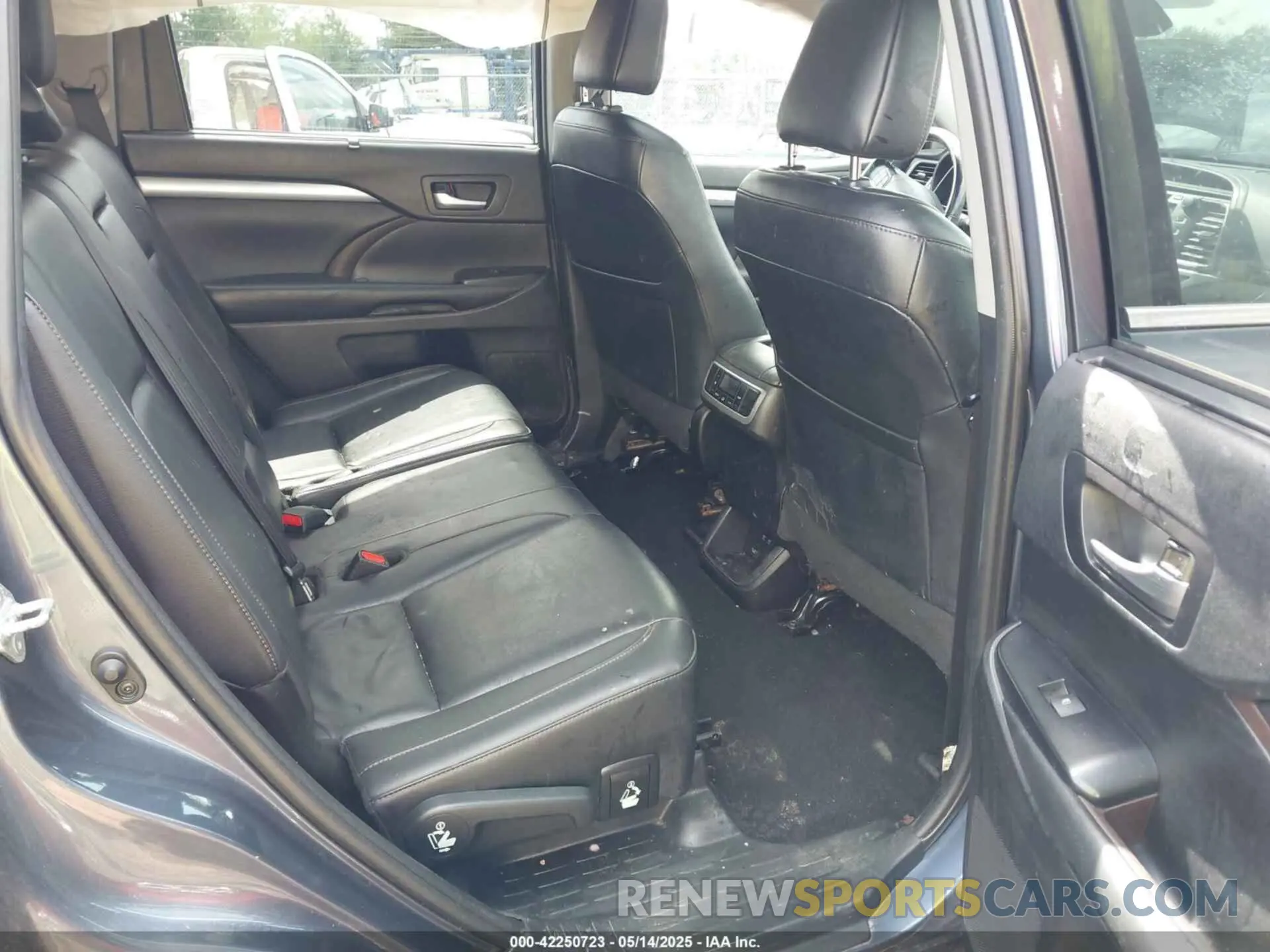 8 fotografías del automóvil dañado 5TDJZRFH2KS975689 TOYOTA HIGHLANDER 2019