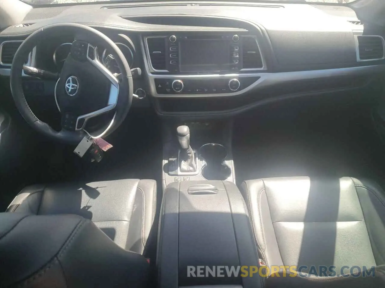 8 fotografías del automóvil dañado 5TDJZRFH2KS988314 TOYOTA HIGHLANDER 2019