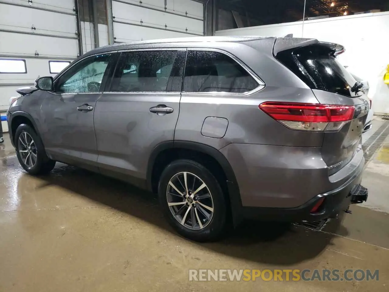 2 fotografías del automóvil dañado 5TDJZRFH3KS604413 TOYOTA HIGHLANDER 2019