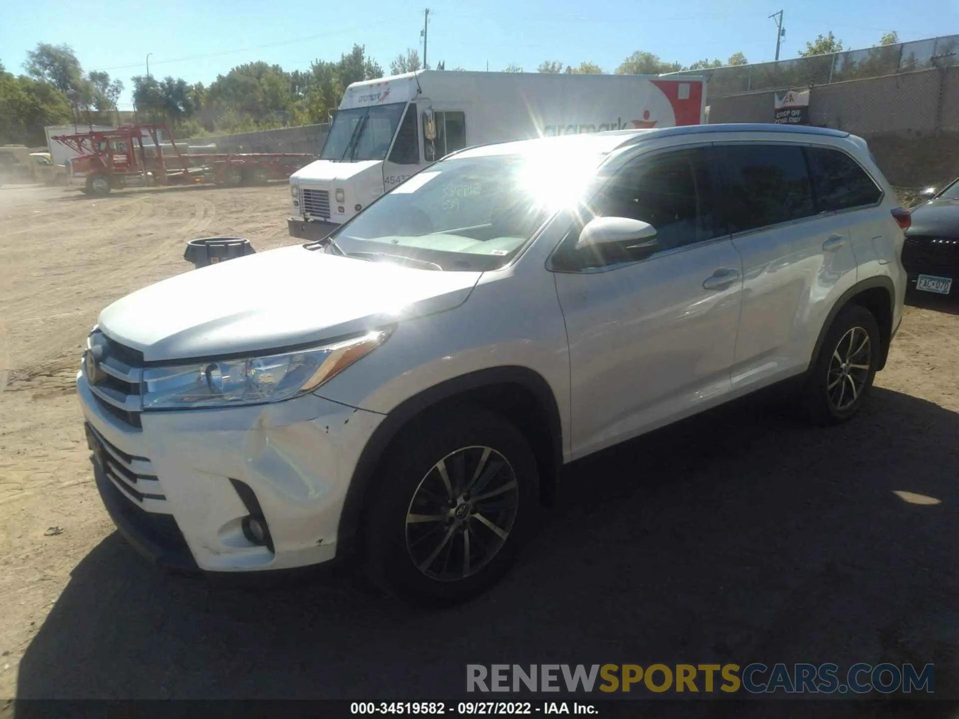 2 fotografías del automóvil dañado 5TDJZRFH3KS620076 TOYOTA HIGHLANDER 2019